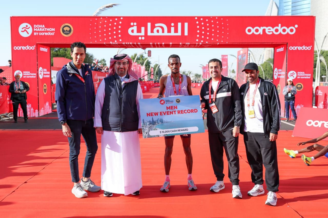 Tamirat Tola et Tigist Gezahagn dominent le Marathon de Doha 2026, entre records, densité et ambiance populaire.