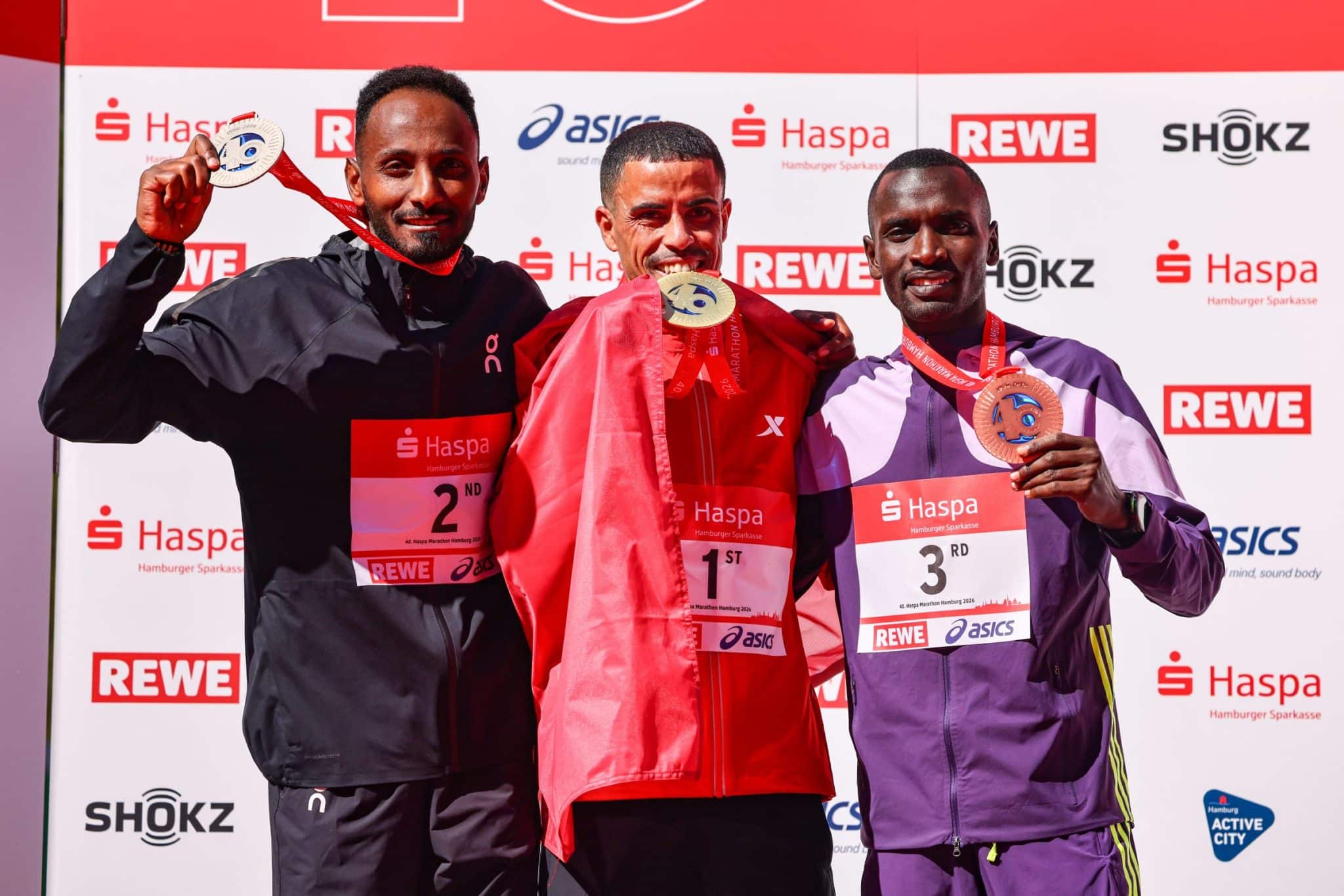 Sur le bitume rapide du Marathon de Hambourg, Othmane El Goumri et Brillian Jepkorir Kipkoech ont imposé leur tempo sans jamais trembler. Deux courses maîtrisées de bout en bout, deux signatures fortes dans une édition où la densité a encore frappé. Derrière eux, ça s’est battu à coups de secondes, dans une ville qui ne laisse aucune place à l’à-peu-près.