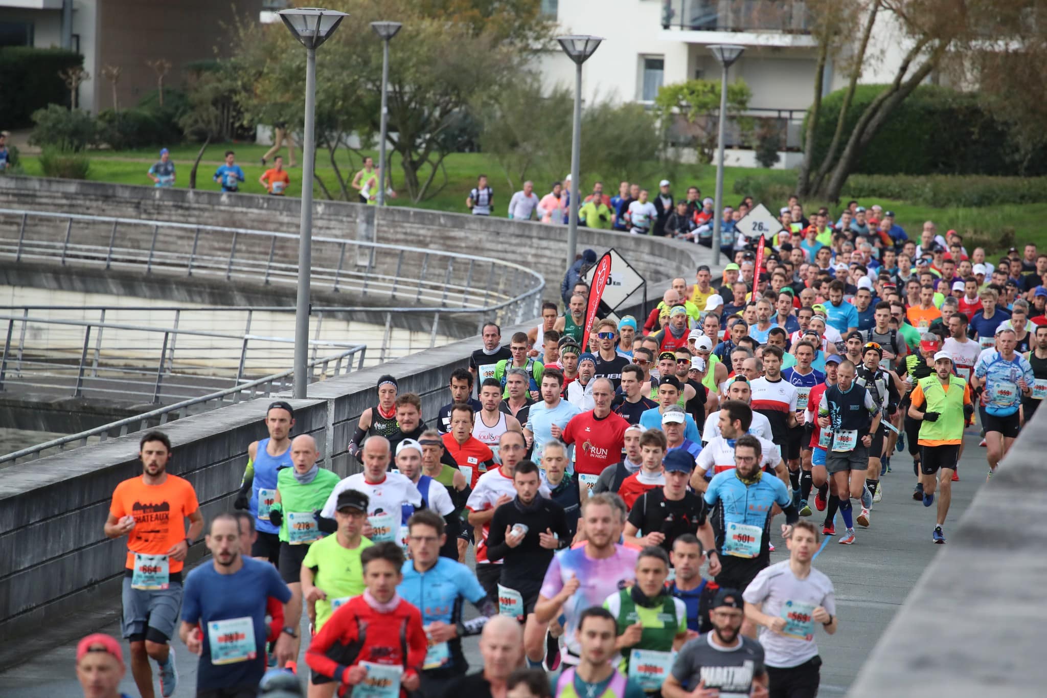 Le 30 novembre prochain la cité maritime va être le théâtre de la 34e édition du Marathon La Rochelle Serge-Vigot. Cet évènement sportif rassemble plus de 16 000 participants toutes épreuves confondues et plus de 25 000 spectateurs. Véritable institution, ce marathon figure dans le top 3 des marathons français.