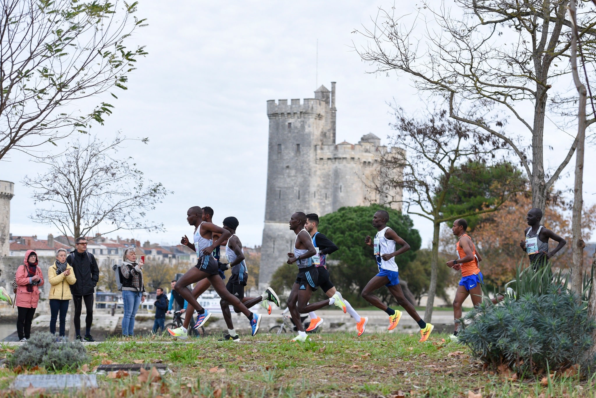 Le 30 novembre prochain la cité maritime va être le théâtre de la 34e édition du Marathon La Rochelle Serge-Vigot. Cet évènement sportif rassemble plus de 16 000 participants toutes épreuves confondues et plus de 25 000 spectateurs. Véritable institution, ce marathon figure dans le top 3 des marathons français.