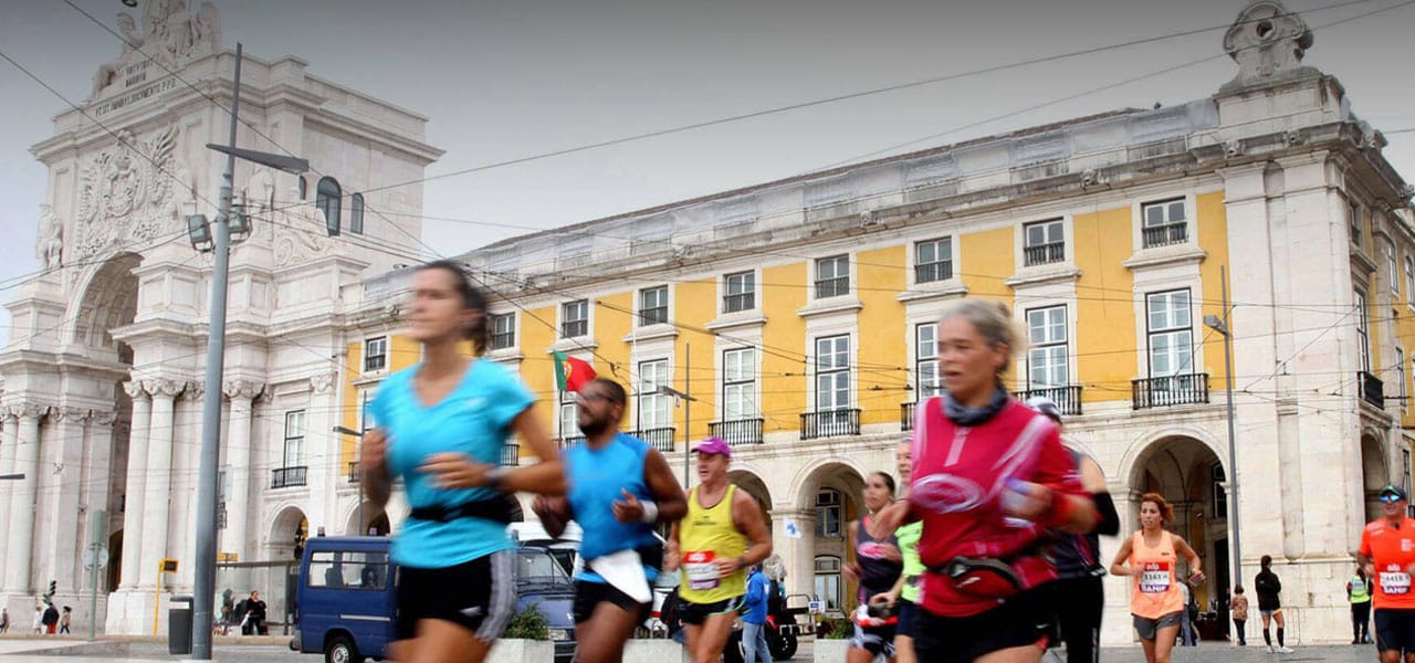 En 2025, le running est en plein boom. La communauté de coureurs s’agrandit mais il y a aussi le revers de la médaille : pour décrocher un dossard sur une grande course, il faut parfois s’y prendre un an à l’avance. Un vrai casse-tête pour les runners à la recherche d’un objectif. Et pourtant, il y a encore des pépites en Europe, à seulement quelques heures de la France, offrant des conditions idéales pour courir cette année : parcours rapide, organisation millimétrée, météo parfaite, ambiance de fête et décor de carte postale. Cette année, cap sur le Portugal pour vivre un week-end sportif inoubliable : le Marathon de Lisbonne.