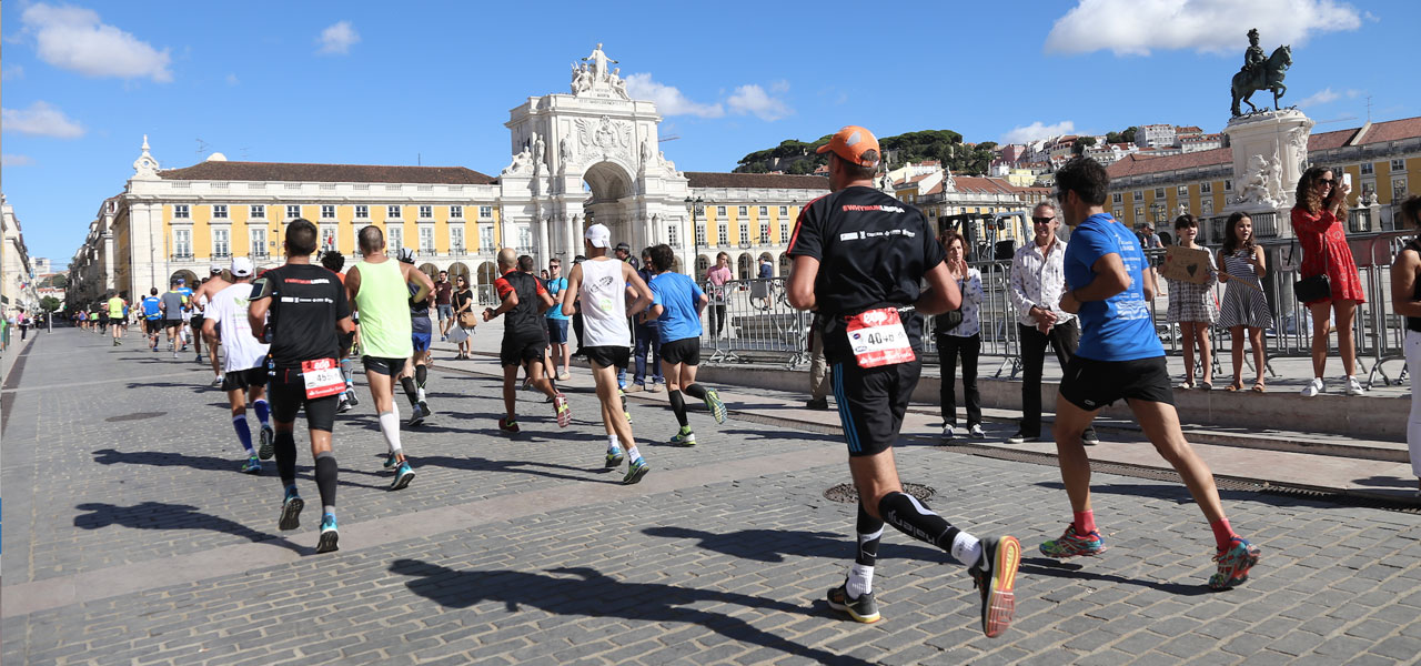 En 2025, le running est en plein boom. La communauté de coureurs s’agrandit mais il y a aussi le revers de la médaille : pour décrocher un dossard sur une grande course, il faut parfois s’y prendre un an à l’avance. Un vrai casse-tête pour les runners à la recherche d’un objectif. Et pourtant, il y a encore des pépites en Europe, à seulement quelques heures de la France, offrant des conditions idéales pour courir cette année : parcours rapide, organisation millimétrée, météo parfaite, ambiance de fête et décor de carte postale. Cette année, cap sur le Portugal pour vivre un week-end sportif inoubliable : le Marathon de Lisbonne.