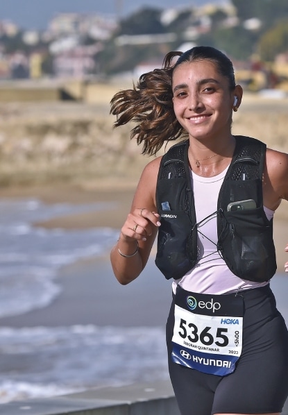 En 2025, le running est en plein boom. La communauté de coureurs s’agrandit mais il y a aussi le revers de la médaille : pour décrocher un dossard sur une grande course, il faut parfois s’y prendre un an à l’avance. Un vrai casse-tête pour les runners à la recherche d’un objectif. Et pourtant, il y a encore des pépites en Europe, à seulement quelques heures de la France, offrant des conditions idéales pour courir cette année : parcours rapide, organisation millimétrée, météo parfaite, ambiance de fête et décor de carte postale. Cette année, cap sur le Portugal pour vivre un week-end sportif inoubliable : le Marathon de Lisbonne.