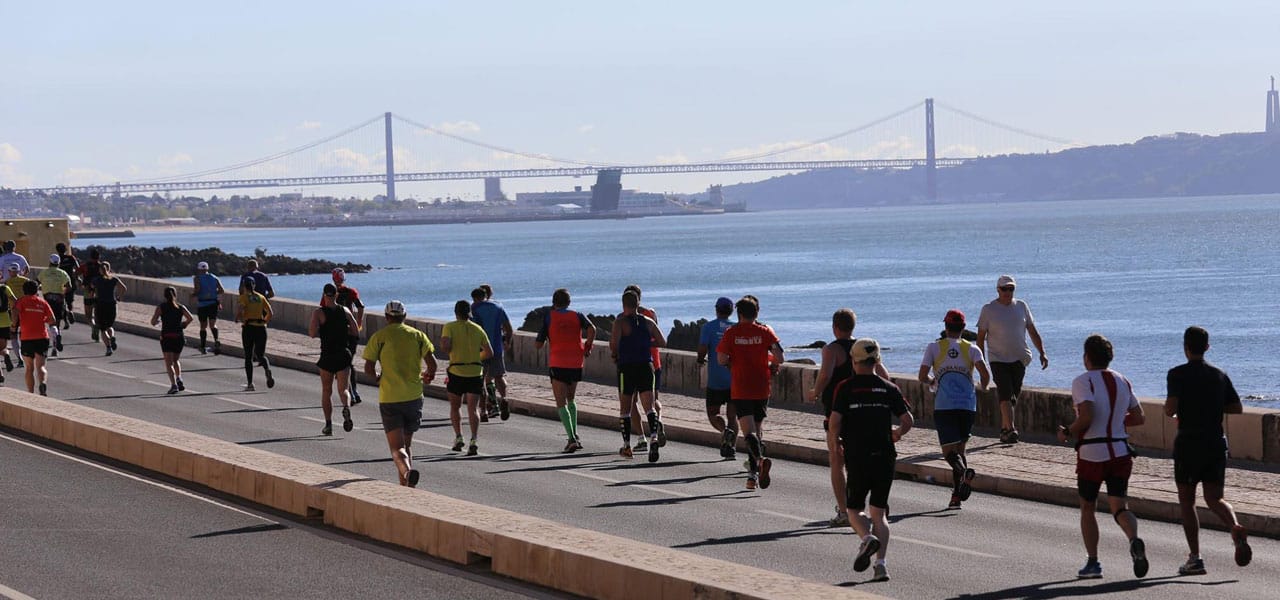 En 2025, le running est en plein boom. La communauté de coureurs s’agrandit mais il y a aussi le revers de la médaille : pour décrocher un dossard sur une grande course, il faut parfois s’y prendre un an à l’avance. Un vrai casse-tête pour les runners à la recherche d’un objectif. Et pourtant, il y a encore des pépites en Europe, à seulement quelques heures de la France, offrant des conditions idéales pour courir cette année : parcours rapide, organisation millimétrée, météo parfaite, ambiance de fête et décor de carte postale. Cette année, cap sur le Portugal pour vivre un week-end sportif inoubliable : le Marathon de Lisbonne.