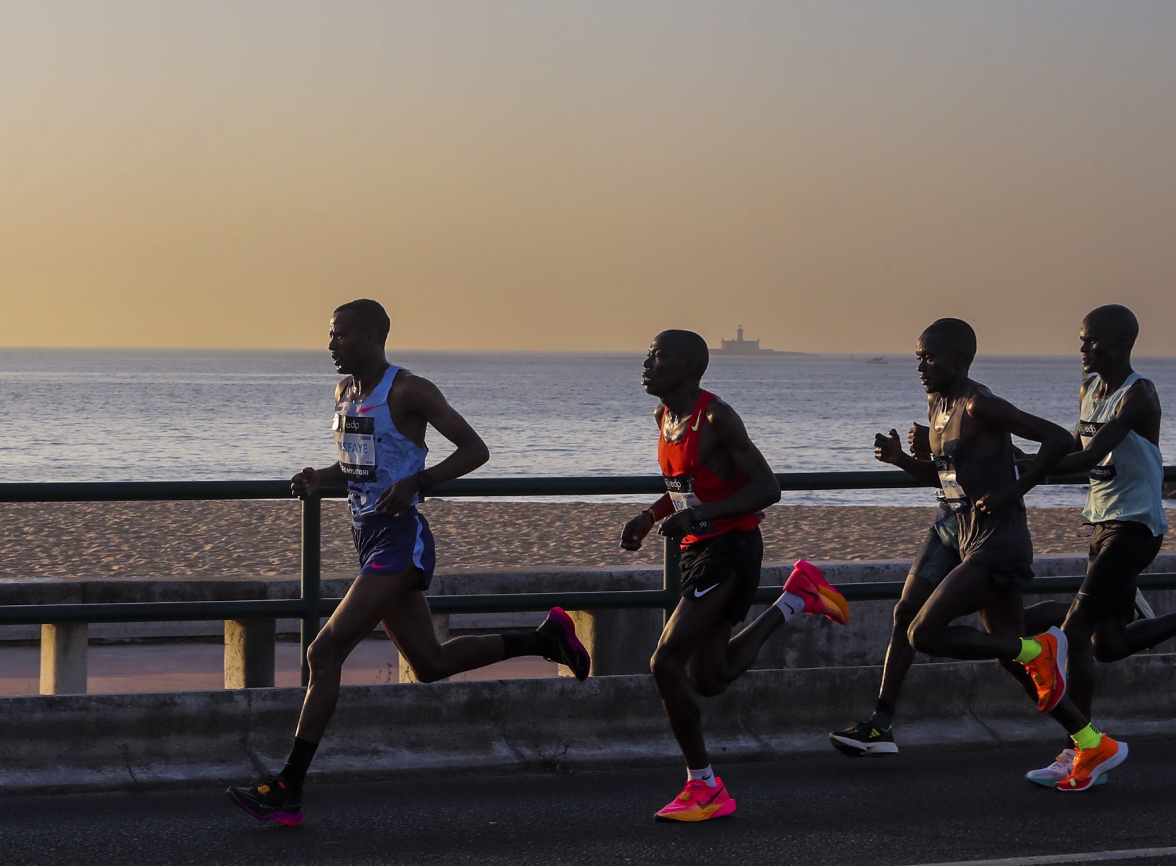 En 2025, le running est en plein boom. La communauté de coureurs s’agrandit mais il y a aussi le revers de la médaille : pour décrocher un dossard sur une grande course, il faut parfois s’y prendre un an à l’avance. Un vrai casse-tête pour les runners à la recherche d’un objectif. Et pourtant, il y a encore des pépites en Europe, à seulement quelques heures de la France, offrant des conditions idéales pour courir cette année : parcours rapide, organisation millimétrée, météo parfaite, ambiance de fête et décor de carte postale. Cette année, cap sur le Portugal pour vivre un week-end sportif inoubliable : le Marathon de Lisbonne.