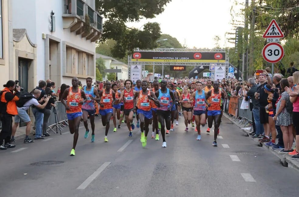 En 2025, le running est en plein boom. La communauté de coureurs s’agrandit mais il y a aussi le revers de la médaille : pour décrocher un dossard sur une grande course, il faut parfois s’y prendre un an à l’avance. Un vrai casse-tête pour les runners à la recherche d’un objectif. Et pourtant, il y a encore des pépites en Europe, à seulement quelques heures de la France, offrant des conditions idéales pour courir cette année : parcours rapide, organisation millimétrée, météo parfaite, ambiance de fête et décor de carte postale. Cette année, cap sur le Portugal pour vivre un week-end sportif inoubliable : le Marathon de Lisbonne.