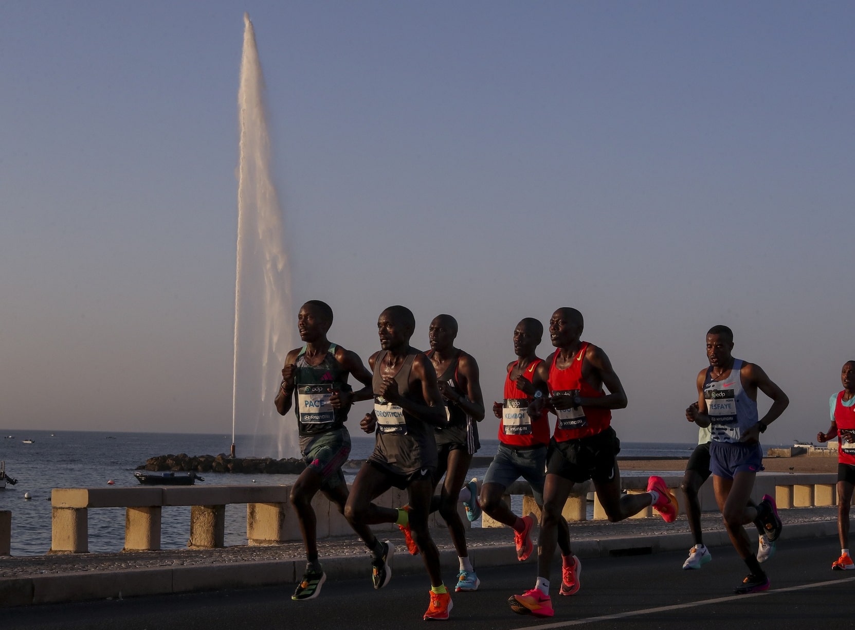 En 2025, le running est en plein boom. La communauté de coureurs s’agrandit mais il y a aussi le revers de la médaille : pour décrocher un dossard sur une grande course, il faut parfois s’y prendre un an à l’avance. Un vrai casse-tête pour les runners à la recherche d’un objectif. Et pourtant, il y a encore des pépites en Europe, à seulement quelques heures de la France, offrant des conditions idéales pour courir cette année : parcours rapide, organisation millimétrée, météo parfaite, ambiance de fête et décor de carte postale. Cette année, cap sur le Portugal pour vivre un week-end sportif inoubliable : le Marathon de Lisbonne.