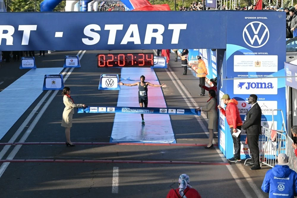 Dans la fraîcheur de l’aube marocaine, le Marathon International de Marrakech 2026 a couronné Abdelhadi Labäli et Hayat Benhniya.