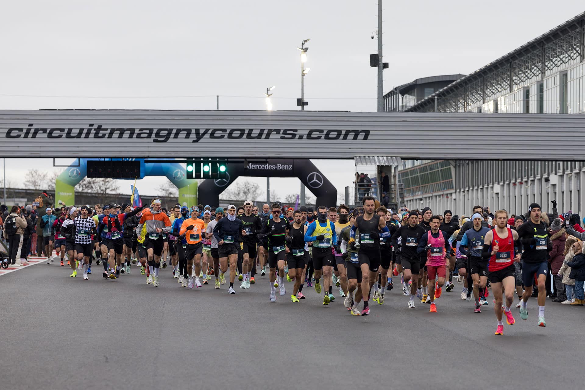 Le Circuit de Nevers Magny-Cours s’est mué en terrain de course à pied, où Matthieu Lespine et Carole Stéphan ont remporté le Marathon de Nevers 2025.