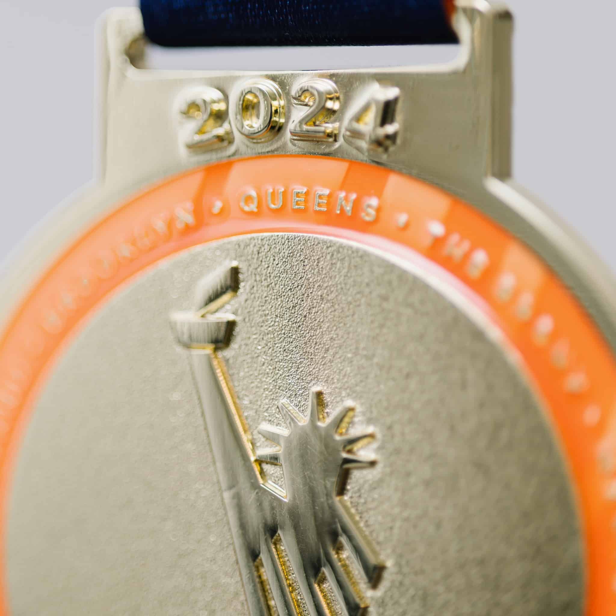 À New York, le running n’échappe pas à la frénésie de la Big Apple. Ici, on court pour la prestigieuse médaille du marathon, pour le style, pour la gloire, pour se dépasser, ou simplement pour se sentir vivant et partager une passion. Et cette immense énergie collective se traduit directement dans les chiffres. Des chiffres qui donnent le tournis, à l’image de la ville et de ses hauts gratte-ciel. Selon le dernier rapport économique de l’association New York Road Runners (NYRR), organisatrice du Marathon de New York, leurs courses ont généré près d’un milliard de dollars de retombées économiques pour la ville. Oui, un milliard. Plus que le Super Bowl. Et même plus que la période de Noël. Derrières ces chiffres se cachent la confirmation de l’ascension fulgurante du running et la preuve qu’ici la course à pied est devenue un véritable moteur économique et culturel et un pilier de la vie new-yorkaise au même titre que Broadway ou les Yankees.