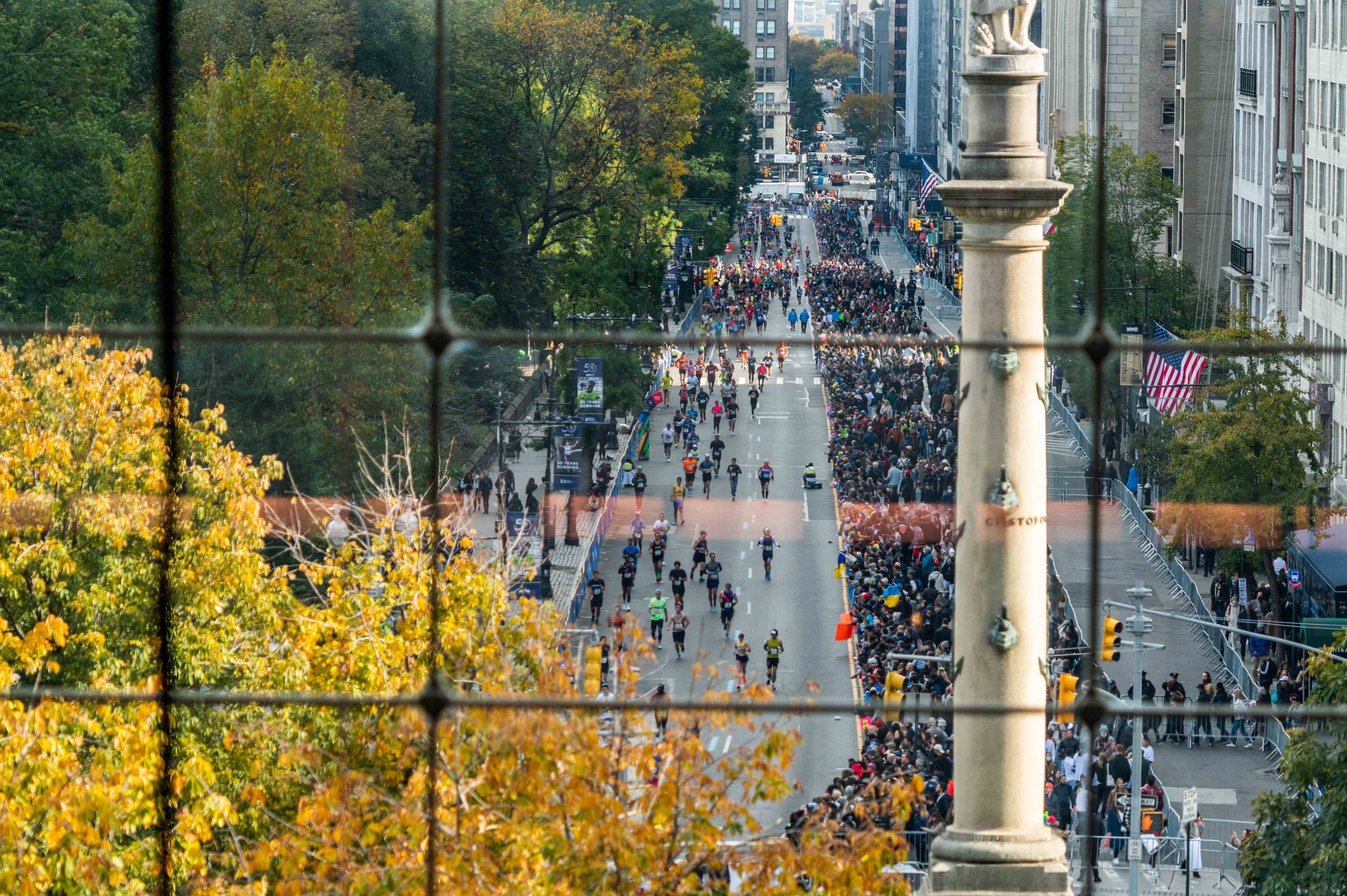 À New York, le running n’échappe pas à la frénésie de la Big Apple. Ici, on court pour la prestigieuse médaille du marathon, pour le style, pour la gloire, pour se dépasser, ou simplement pour se sentir vivant et partager une passion. Et cette immense énergie collective se traduit directement dans les chiffres. Des chiffres qui donnent le tournis, à l’image de la ville et de ses hauts gratte-ciel. Selon le dernier rapport économique de l’association New York Road Runners (NYRR), organisatrice du Marathon de New York, leurs courses ont généré près d’un milliard de dollars de retombées économiques pour la ville. Oui, un milliard. Plus que le Super Bowl. Et même plus que la période de Noël. Derrières ces chiffres se cachent la confirmation de l’ascension fulgurante du running et la preuve qu’ici la course à pied est devenue un véritable moteur économique et culturel et un pilier de la vie new-yorkaise au même titre que Broadway ou les Yankees.