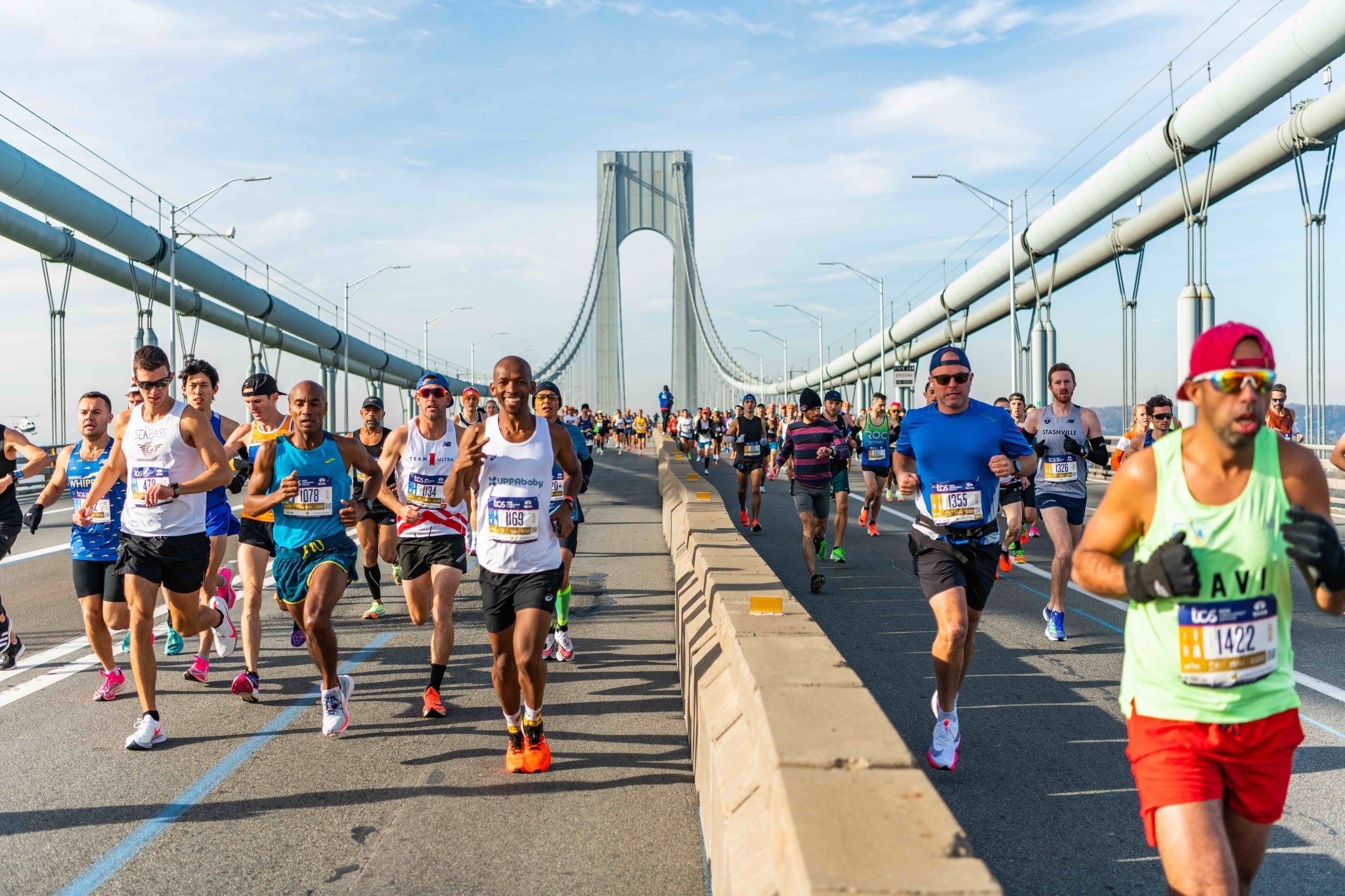 À New York, le running n’échappe pas à la frénésie de la Big Apple. Ici, on court pour la prestigieuse médaille du marathon, pour le style, pour la gloire, pour se dépasser, ou simplement pour se sentir vivant et partager une passion. Et cette immense énergie collective se traduit directement dans les chiffres. Des chiffres qui donnent le tournis, à l’image de la ville et de ses hauts gratte-ciel. Selon le dernier rapport économique de l’association New York Road Runners (NYRR), organisatrice du Marathon de New York, leurs courses ont généré près d’un milliard de dollars de retombées économiques pour la ville. Oui, un milliard. Plus que le Super Bowl. Et même plus que la période de Noël. Derrières ces chiffres se cachent la confirmation de l’ascension fulgurante du running et la preuve qu’ici la course à pied est devenue un véritable moteur économique et culturel et un pilier de la vie new-yorkaise au même titre que Broadway ou les Yankees.