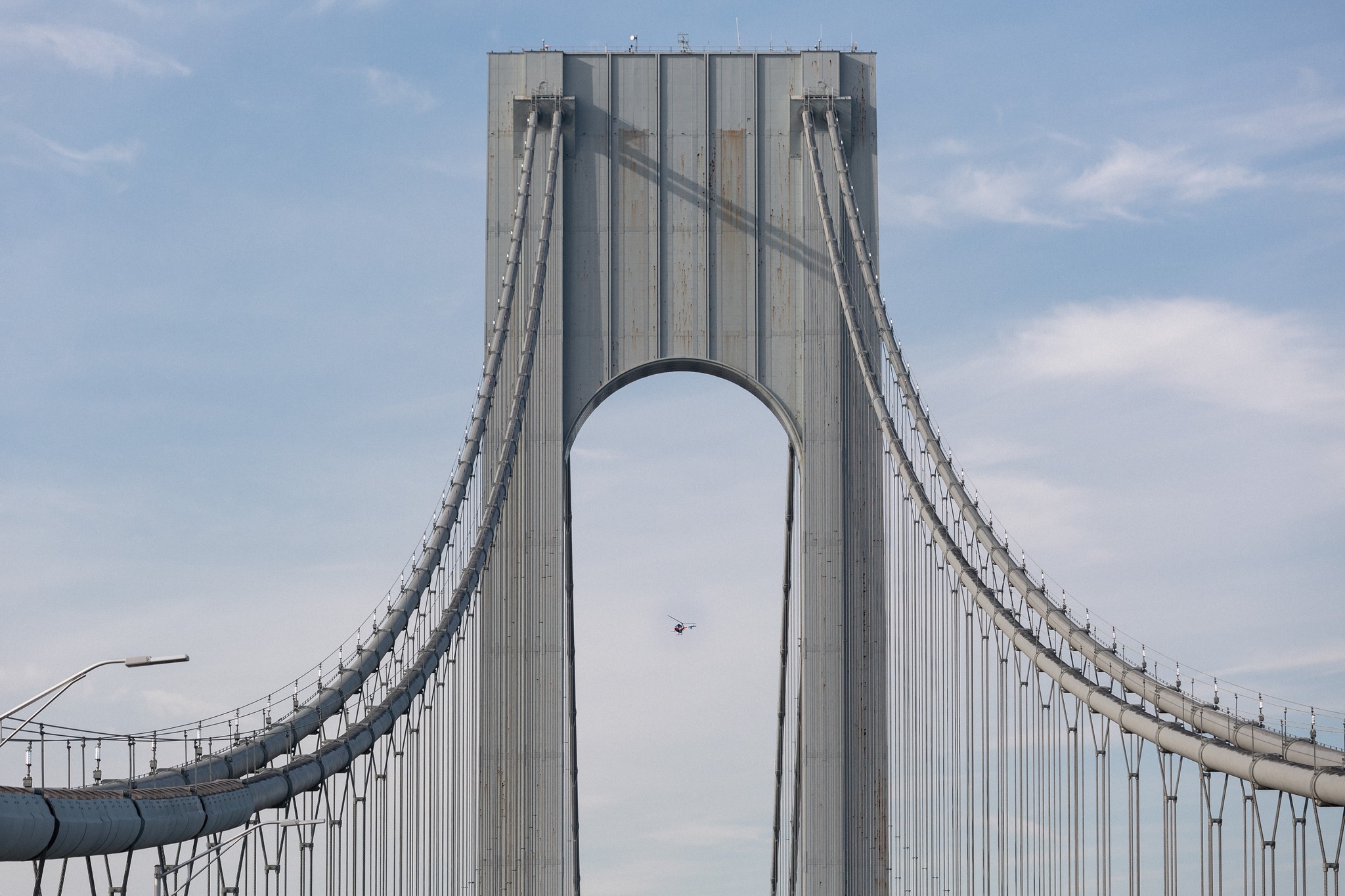 À New York, le running n’échappe pas à la frénésie de la Big Apple. Ici, on court pour la prestigieuse médaille du marathon, pour le style, pour la gloire, pour se dépasser, ou simplement pour se sentir vivant et partager une passion. Et cette immense énergie collective se traduit directement dans les chiffres. Des chiffres qui donnent le tournis, à l’image de la ville et de ses hauts gratte-ciel. Selon le dernier rapport économique de l’association New York Road Runners (NYRR), organisatrice du Marathon de New York, leurs courses ont généré près d’un milliard de dollars de retombées économiques pour la ville. Oui, un milliard. Plus que le Super Bowl. Et même plus que la période de Noël. Derrières ces chiffres se cachent la confirmation de l’ascension fulgurante du running et la preuve qu’ici la course à pied est devenue un véritable moteur économique et culturel et un pilier de la vie new-yorkaise au même titre que Broadway ou les Yankees.