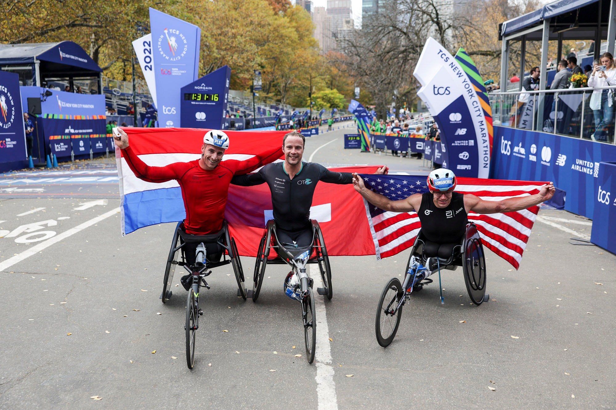 À New York, le running n’échappe pas à la frénésie de la Big Apple. Ici, on court pour la prestigieuse médaille du marathon, pour le style, pour la gloire, pour se dépasser, ou simplement pour se sentir vivant et partager une passion. Et cette immense énergie collective se traduit directement dans les chiffres. Des chiffres qui donnent le tournis, à l’image de la ville et de ses hauts gratte-ciel. Selon le dernier rapport économique de l’association New York Road Runners (NYRR), organisatrice du Marathon de New York, leurs courses ont généré près d’un milliard de dollars de retombées économiques pour la ville. Oui, un milliard. Plus que le Super Bowl. Et même plus que la période de Noël. Derrières ces chiffres se cachent la confirmation de l’ascension fulgurante du running et la preuve qu’ici la course à pied est devenue un véritable moteur économique et culturel et un pilier de la vie new-yorkaise au même titre que Broadway ou les Yankees.