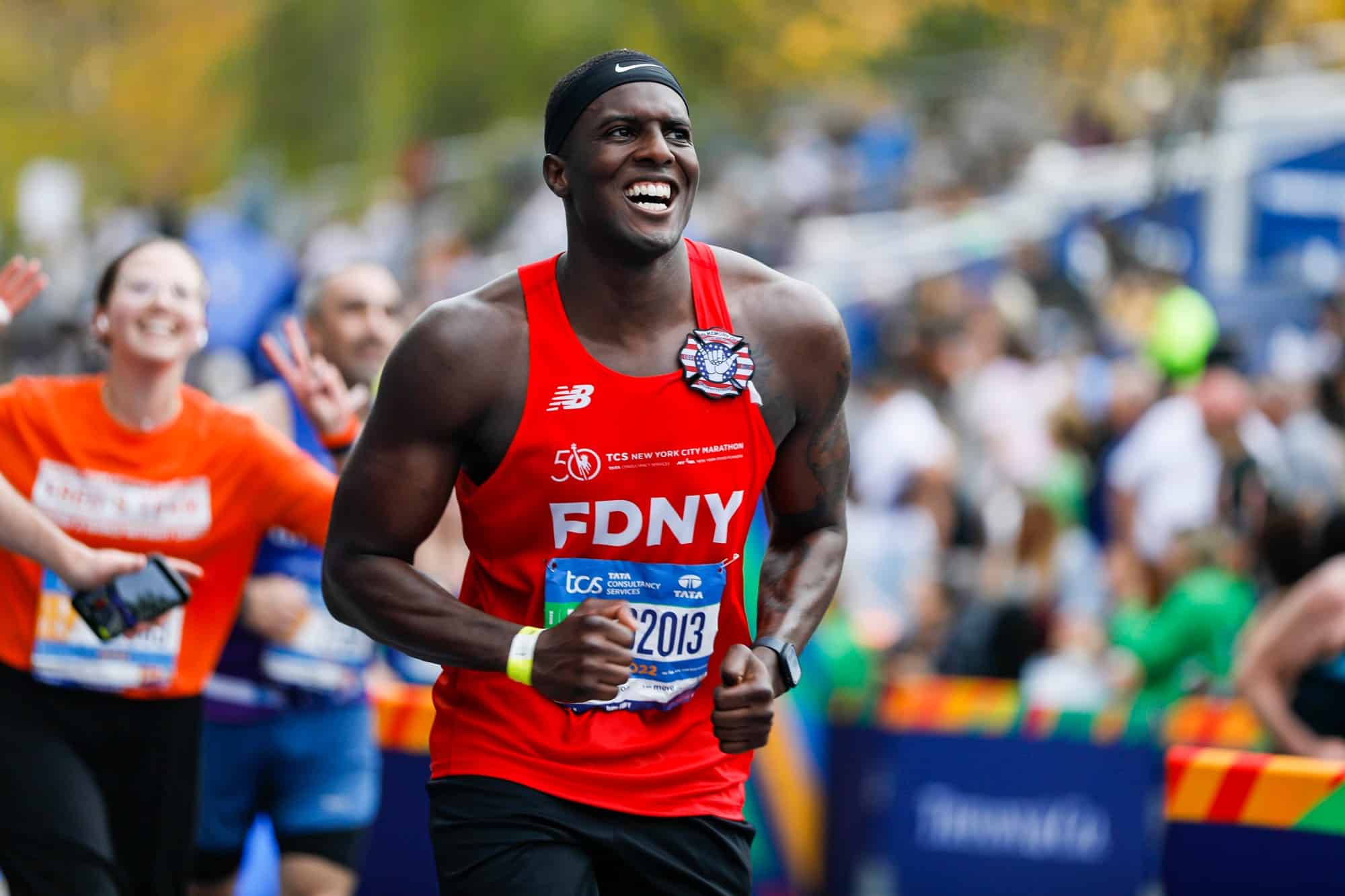 À New York, le running n’échappe pas à la frénésie de la Big Apple. Ici, on court pour la prestigieuse médaille du marathon, pour le style, pour la gloire, pour se dépasser, ou simplement pour se sentir vivant et partager une passion. Et cette immense énergie collective se traduit directement dans les chiffres. Des chiffres qui donnent le tournis, à l’image de la ville et de ses hauts gratte-ciel. Selon le dernier rapport économique de l’association New York Road Runners (NYRR), organisatrice du Marathon de New York, leurs courses ont généré près d’un milliard de dollars de retombées économiques pour la ville. Oui, un milliard. Plus que le Super Bowl. Et même plus que la période de Noël. Derrières ces chiffres se cachent la confirmation de l’ascension fulgurante du running et la preuve qu’ici la course à pied est devenue un véritable moteur économique et culturel et un pilier de la vie new-yorkaise au même titre que Broadway ou les Yankees.