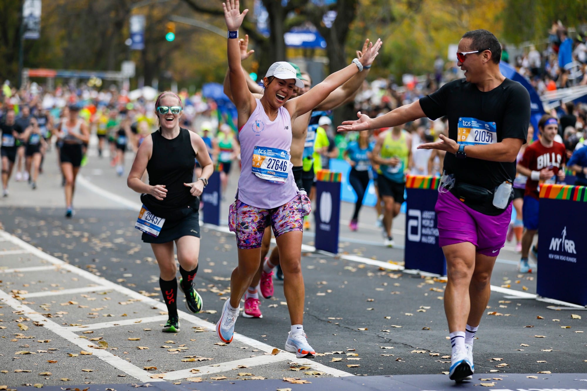 À New York, le running n’échappe pas à la frénésie de la Big Apple. Ici, on court pour la prestigieuse médaille du marathon, pour le style, pour la gloire, pour se dépasser, ou simplement pour se sentir vivant et partager une passion. Et cette immense énergie collective se traduit directement dans les chiffres. Des chiffres qui donnent le tournis, à l’image de la ville et de ses hauts gratte-ciel. Selon le dernier rapport économique de l’association New York Road Runners (NYRR), organisatrice du Marathon de New York, leurs courses ont généré près d’un milliard de dollars de retombées économiques pour la ville. Oui, un milliard. Plus que le Super Bowl. Et même plus que la période de Noël. Derrières ces chiffres se cachent la confirmation de l’ascension fulgurante du running et la preuve qu’ici la course à pied est devenue un véritable moteur économique et culturel et un pilier de la vie new-yorkaise au même titre que Broadway ou les Yankees.
