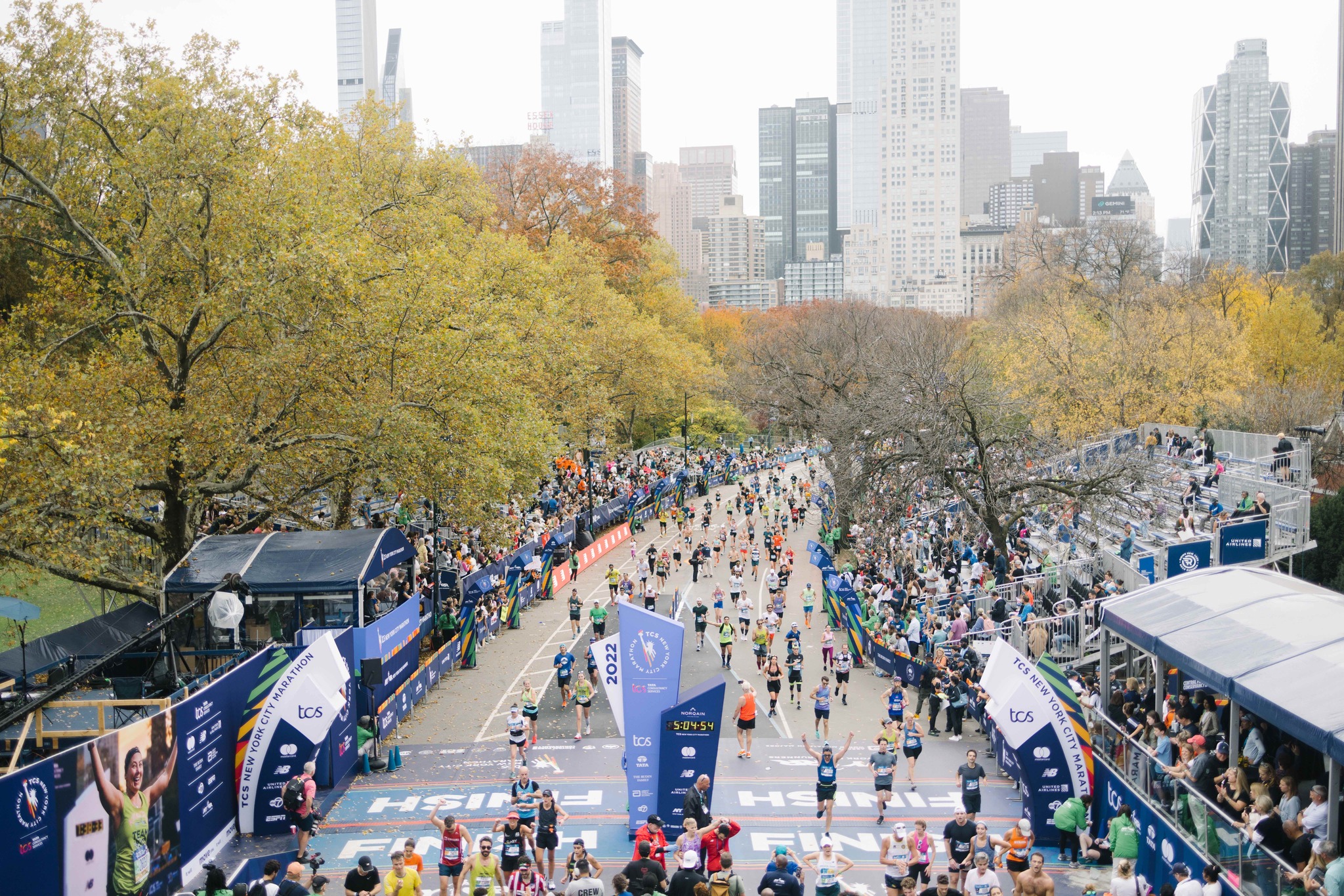 À New York, le running n’échappe pas à la frénésie de la Big Apple. Ici, on court pour la prestigieuse médaille du marathon, pour le style, pour la gloire, pour se dépasser, ou simplement pour se sentir vivant et partager une passion. Et cette immense énergie collective se traduit directement dans les chiffres. Des chiffres qui donnent le tournis, à l’image de la ville et de ses hauts gratte-ciel. Selon le dernier rapport économique de l’association New York Road Runners (NYRR), organisatrice du Marathon de New York, leurs courses ont généré près d’un milliard de dollars de retombées économiques pour la ville. Oui, un milliard. Plus que le Super Bowl. Et même plus que la période de Noël. Derrières ces chiffres se cachent la confirmation de l’ascension fulgurante du running et la preuve qu’ici la course à pied est devenue un véritable moteur économique et culturel et un pilier de la vie new-yorkaise au même titre que Broadway ou les Yankees.