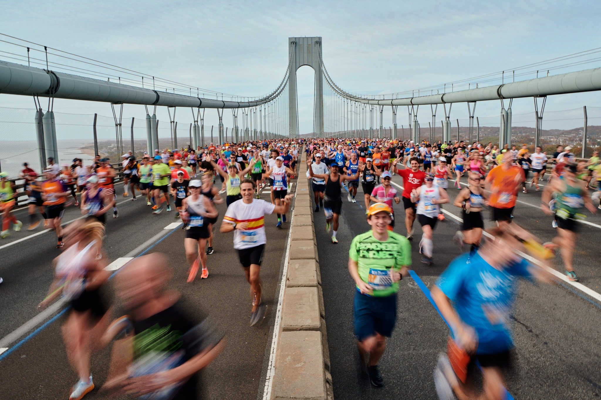À New York, le running n’échappe pas à la frénésie de la Big Apple. Ici, on court pour la prestigieuse médaille du marathon, pour le style, pour la gloire, pour se dépasser, ou simplement pour se sentir vivant et partager une passion. Et cette immense énergie collective se traduit directement dans les chiffres. Des chiffres qui donnent le tournis, à l’image de la ville et de ses hauts gratte-ciel. Selon le dernier rapport économique de l’association New York Road Runners (NYRR), organisatrice du Marathon de New York, leurs courses ont généré près d’un milliard de dollars de retombées économiques pour la ville. Oui, un milliard. Plus que le Super Bowl. Et même plus que la période de Noël. Derrières ces chiffres se cachent la confirmation de l’ascension fulgurante du running et la preuve qu’ici la course à pied est devenue un véritable moteur économique et culturel et un pilier de la vie new-yorkaise au même titre que Broadway ou les Yankees.