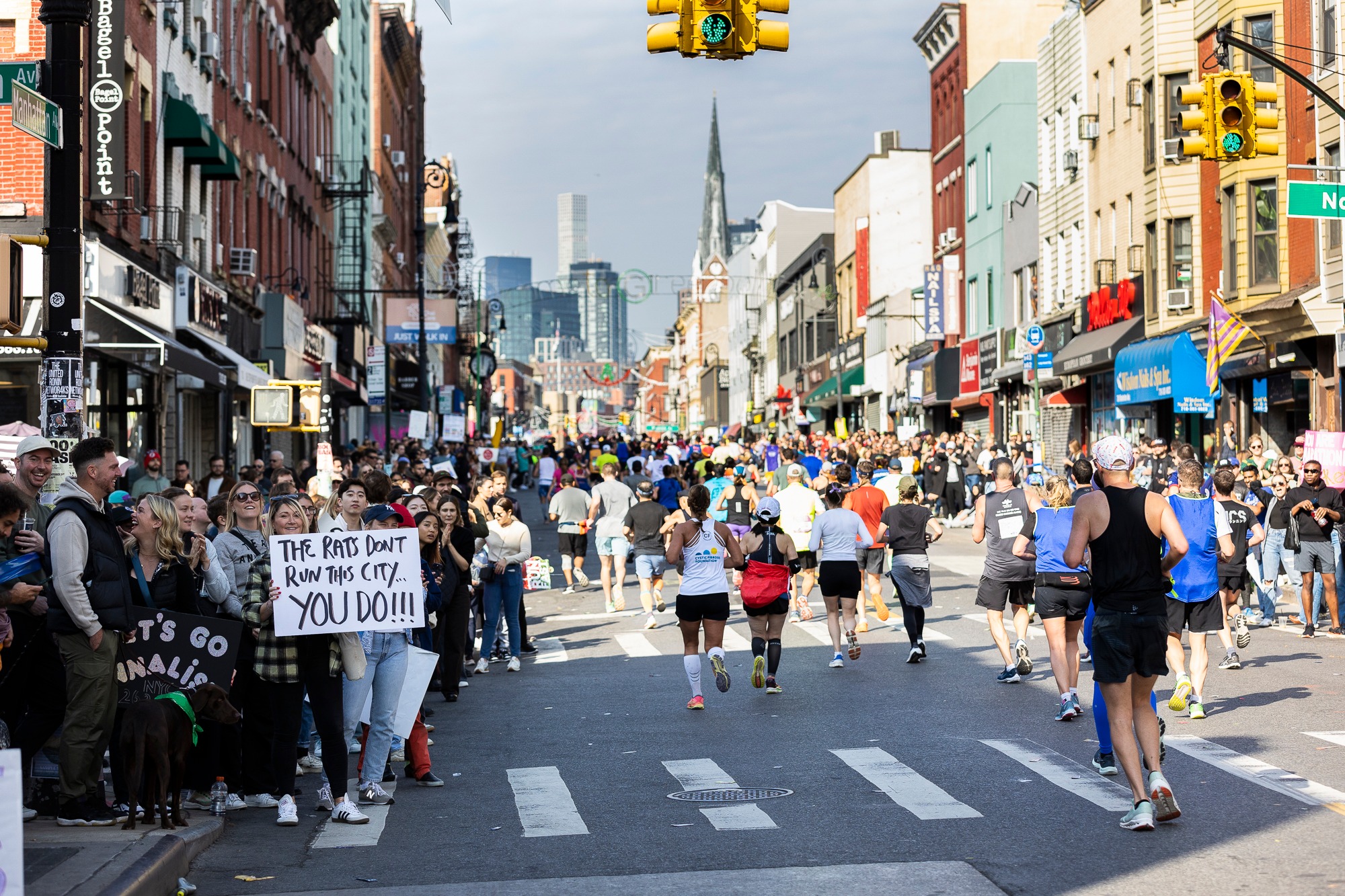 À New York, le running n’échappe pas à la frénésie de la Big Apple. Ici, on court pour la prestigieuse médaille du marathon, pour le style, pour la gloire, pour se dépasser, ou simplement pour se sentir vivant et partager une passion. Et cette immense énergie collective se traduit directement dans les chiffres. Des chiffres qui donnent le tournis, à l’image de la ville et de ses hauts gratte-ciel. Selon le dernier rapport économique de l’association New York Road Runners (NYRR), organisatrice du Marathon de New York, leurs courses ont généré près d’un milliard de dollars de retombées économiques pour la ville. Oui, un milliard. Plus que le Super Bowl. Et même plus que la période de Noël. Derrières ces chiffres se cachent la confirmation de l’ascension fulgurante du running et la preuve qu’ici la course à pied est devenue un véritable moteur économique et culturel et un pilier de la vie new-yorkaise au même titre que Broadway ou les Yankees.