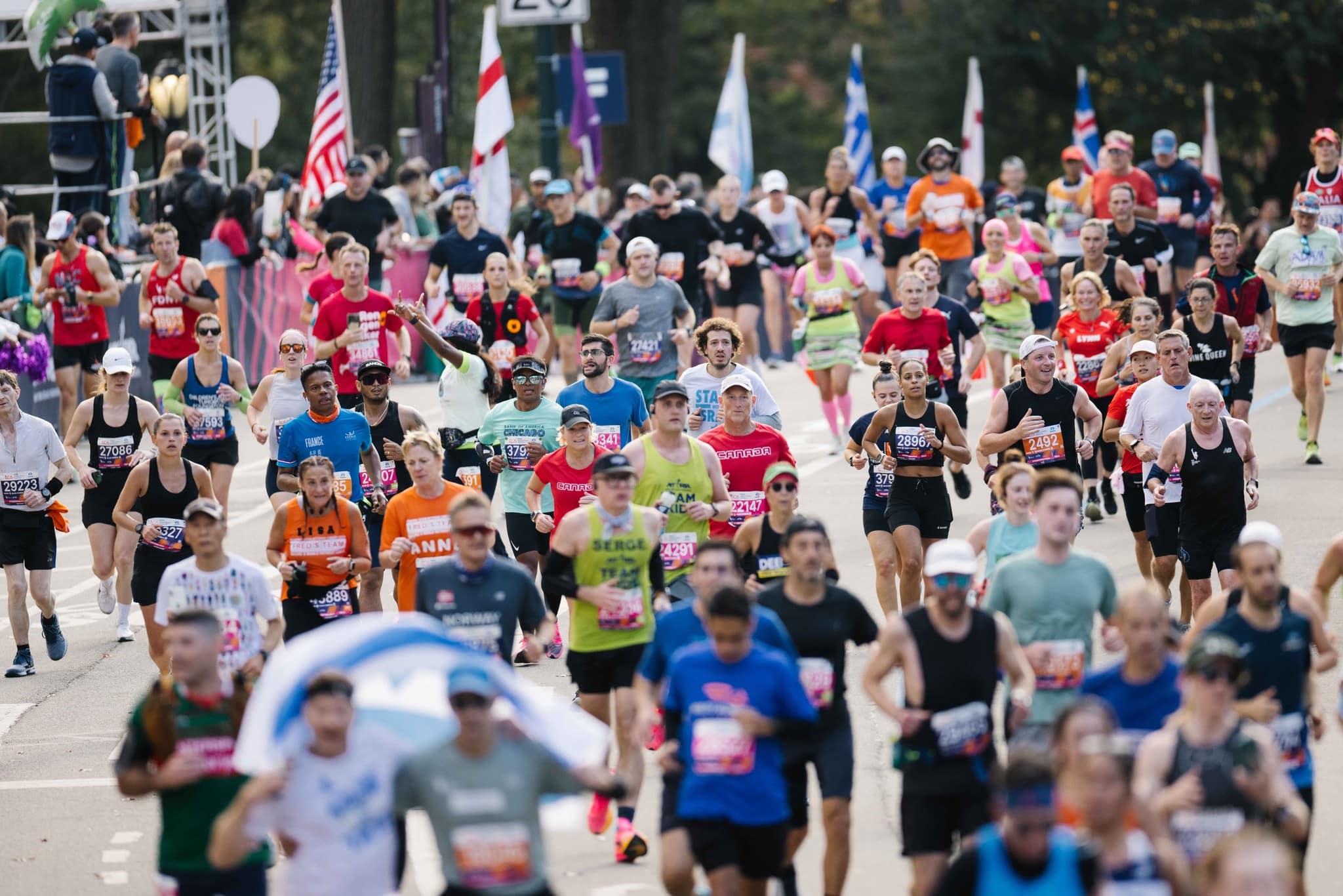 À New York, le running n’échappe pas à la frénésie de la Big Apple. Ici, on court pour la prestigieuse médaille du marathon, pour le style, pour la gloire, pour se dépasser, ou simplement pour se sentir vivant et partager une passion. Et cette immense énergie collective se traduit directement dans les chiffres. Des chiffres qui donnent le tournis, à l’image de la ville et de ses hauts gratte-ciel. Selon le dernier rapport économique de l’association New York Road Runners (NYRR), organisatrice du Marathon de New York, leurs courses ont généré près d’un milliard de dollars de retombées économiques pour la ville. Oui, un milliard. Plus que le Super Bowl. Et même plus que la période de Noël. Derrières ces chiffres se cachent la confirmation de l’ascension fulgurante du running et la preuve qu’ici la course à pied est devenue un véritable moteur économique et culturel et un pilier de la vie new-yorkaise au même titre que Broadway ou les Yankees.