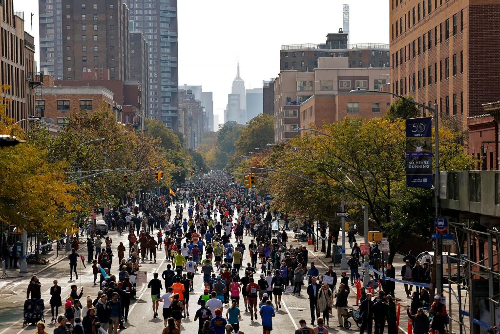 À New York, le running n’échappe pas à la frénésie de la Big Apple. Ici, on court pour la prestigieuse médaille du marathon, pour le style, pour la gloire, pour se dépasser, ou simplement pour se sentir vivant et partager une passion. Et cette immense énergie collective se traduit directement dans les chiffres. Des chiffres qui donnent le tournis, à l’image de la ville et de ses hauts gratte-ciel. Selon le dernier rapport économique de l’association New York Road Runners (NYRR), organisatrice du Marathon de New York, leurs courses ont généré près d’un milliard de dollars de retombées économiques pour la ville. Oui, un milliard. Plus que le Super Bowl. Et même plus que la période de Noël. Derrières ces chiffres se cachent la confirmation de l’ascension fulgurante du running et la preuve qu’ici la course à pied est devenue un véritable moteur économique et culturel et un pilier de la vie new-yorkaise au même titre que Broadway ou les Yankees.
