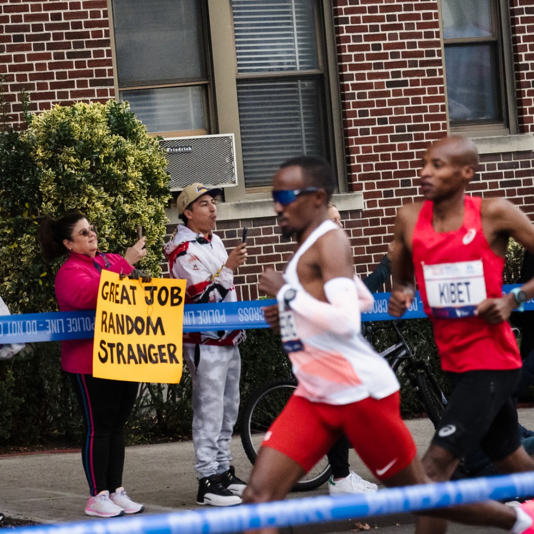 À New York, le running n’échappe pas à la frénésie de la Big Apple. Ici, on court pour la prestigieuse médaille du marathon, pour le style, pour la gloire, pour se dépasser, ou simplement pour se sentir vivant et partager une passion. Et cette immense énergie collective se traduit directement dans les chiffres. Des chiffres qui donnent le tournis, à l’image de la ville et de ses hauts gratte-ciel. Selon le dernier rapport économique de l’association New York Road Runners (NYRR), organisatrice du Marathon de New York, leurs courses ont généré près d’un milliard de dollars de retombées économiques pour la ville. Oui, un milliard. Plus que le Super Bowl. Et même plus que la période de Noël. Derrières ces chiffres se cachent la confirmation de l’ascension fulgurante du running et la preuve qu’ici la course à pied est devenue un véritable moteur économique et culturel et un pilier de la vie new-yorkaise au même titre que Broadway ou les Yankees.