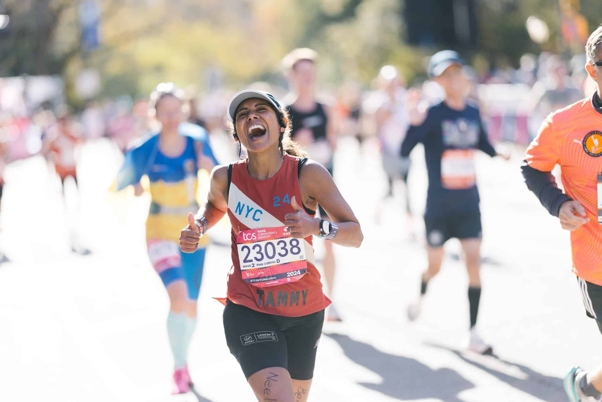 À New York, le running n’échappe pas à la frénésie de la Big Apple. Ici, on court pour la prestigieuse médaille du marathon, pour le style, pour la gloire, pour se dépasser, ou simplement pour se sentir vivant et partager une passion. Et cette immense énergie collective se traduit directement dans les chiffres. Des chiffres qui donnent le tournis, à l’image de la ville et de ses hauts gratte-ciel. Selon le dernier rapport économique de l’association New York Road Runners (NYRR), organisatrice du Marathon de New York, leurs courses ont généré près d’un milliard de dollars de retombées économiques pour la ville. Oui, un milliard. Plus que le Super Bowl. Et même plus que la période de Noël. Derrières ces chiffres se cachent la confirmation de l’ascension fulgurante du running et la preuve qu’ici la course à pied est devenue un véritable moteur économique et culturel et un pilier de la vie new-yorkaise au même titre que Broadway ou les Yankees.