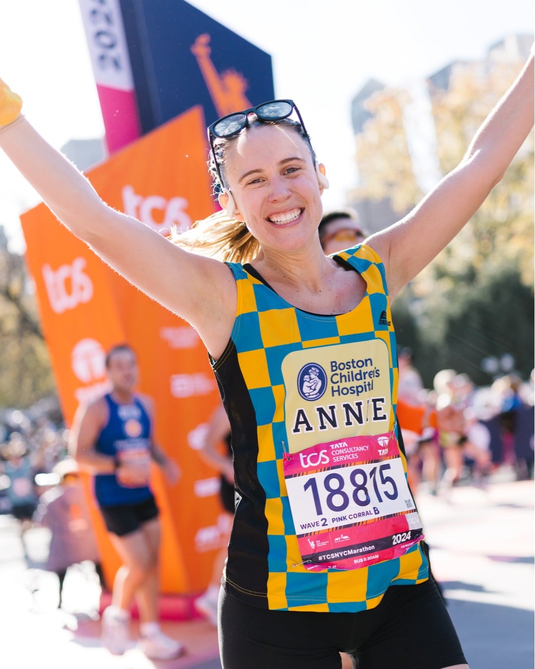 À New York, le running n’échappe pas à la frénésie de la Big Apple. Ici, on court pour la prestigieuse médaille du marathon, pour le style, pour la gloire, pour se dépasser, ou simplement pour se sentir vivant et partager une passion. Et cette immense énergie collective se traduit directement dans les chiffres. Des chiffres qui donnent le tournis, à l’image de la ville et de ses hauts gratte-ciel. Selon le dernier rapport économique de l’association New York Road Runners (NYRR), organisatrice du Marathon de New York, leurs courses ont généré près d’un milliard de dollars de retombées économiques pour la ville. Oui, un milliard. Plus que le Super Bowl. Et même plus que la période de Noël. Derrières ces chiffres se cachent la confirmation de l’ascension fulgurante du running et la preuve qu’ici la course à pied est devenue un véritable moteur économique et culturel et un pilier de la vie new-yorkaise au même titre que Broadway ou les Yankees.