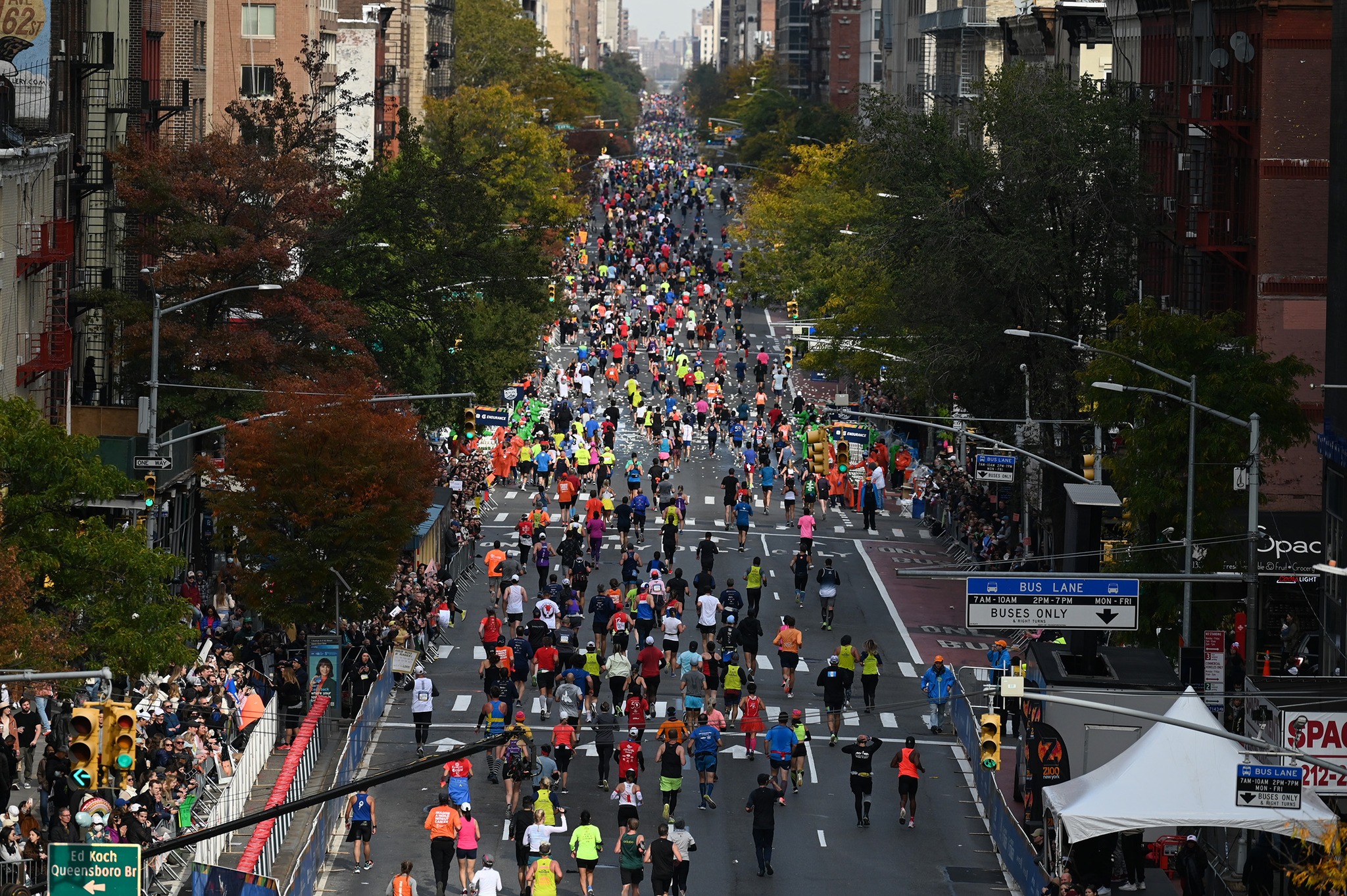 À New York, le running n’échappe pas à la frénésie de la Big Apple. Ici, on court pour la prestigieuse médaille du marathon, pour le style, pour la gloire, pour se dépasser, ou simplement pour se sentir vivant et partager une passion. Et cette immense énergie collective se traduit directement dans les chiffres. Des chiffres qui donnent le tournis, à l’image de la ville et de ses hauts gratte-ciel. Selon le dernier rapport économique de l’association New York Road Runners (NYRR), organisatrice du Marathon de New York, leurs courses ont généré près d’un milliard de dollars de retombées économiques pour la ville. Oui, un milliard. Plus que le Super Bowl. Et même plus que la période de Noël. Derrières ces chiffres se cachent la confirmation de l’ascension fulgurante du running et la preuve qu’ici la course à pied est devenue un véritable moteur économique et culturel et un pilier de la vie new-yorkaise au même titre que Broadway ou les Yankees.