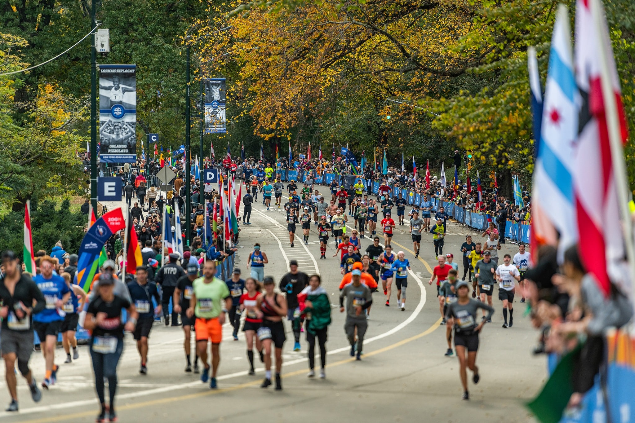 À New York, le running n’échappe pas à la frénésie de la Big Apple. Ici, on court pour la prestigieuse médaille du marathon, pour le style, pour la gloire, pour se dépasser, ou simplement pour se sentir vivant et partager une passion. Et cette immense énergie collective se traduit directement dans les chiffres. Des chiffres qui donnent le tournis, à l’image de la ville et de ses hauts gratte-ciel. Selon le dernier rapport économique de l’association New York Road Runners (NYRR), organisatrice du Marathon de New York, leurs courses ont généré près d’un milliard de dollars de retombées économiques pour la ville. Oui, un milliard. Plus que le Super Bowl. Et même plus que la période de Noël. Derrières ces chiffres se cachent la confirmation de l’ascension fulgurante du running et la preuve qu’ici la course à pied est devenue un véritable moteur économique et culturel et un pilier de la vie new-yorkaise au même titre que Broadway ou les Yankees.