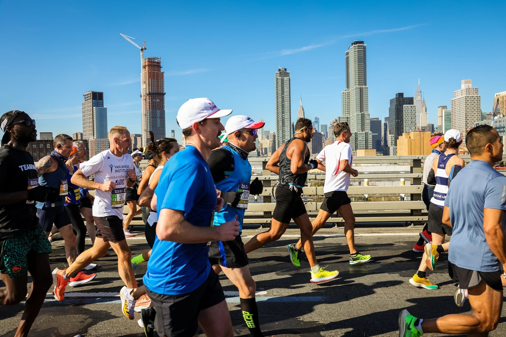 À New York, le running n’échappe pas à la frénésie de la Big Apple. Ici, on court pour la prestigieuse médaille du marathon, pour le style, pour la gloire, pour se dépasser, ou simplement pour se sentir vivant et partager une passion. Et cette immense énergie collective se traduit directement dans les chiffres. Des chiffres qui donnent le tournis, à l’image de la ville et de ses hauts gratte-ciel. Selon le dernier rapport économique de l’association New York Road Runners (NYRR), organisatrice du Marathon de New York, leurs courses ont généré près d’un milliard de dollars de retombées économiques pour la ville. Oui, un milliard. Plus que le Super Bowl. Et même plus que la période de Noël. Derrières ces chiffres se cachent la confirmation de l’ascension fulgurante du running et la preuve qu’ici la course à pied est devenue un véritable moteur économique et culturel et un pilier de la vie new-yorkaise au même titre que Broadway ou les Yankees.