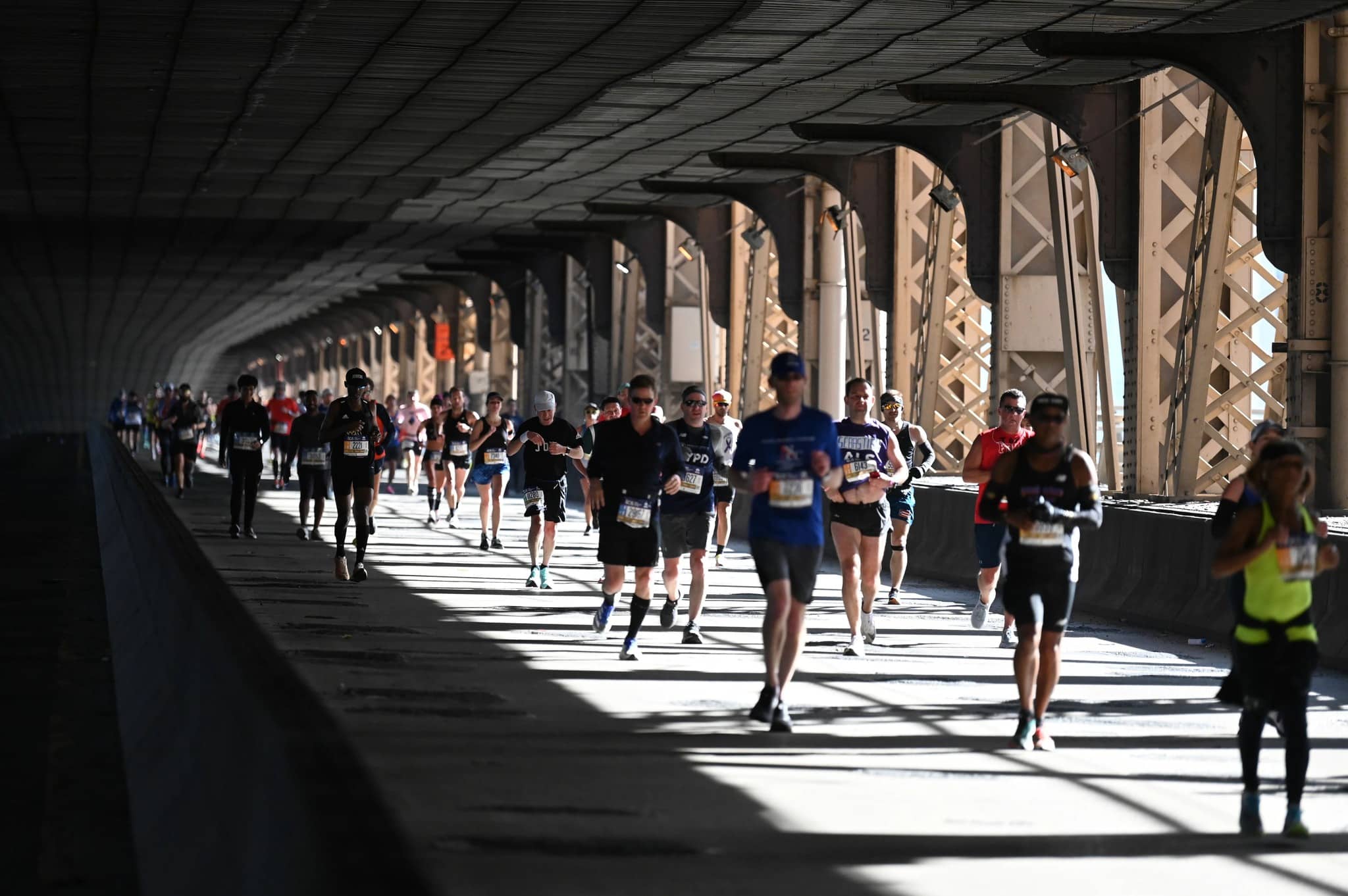 À New York, le running n’échappe pas à la frénésie de la Big Apple. Ici, on court pour la prestigieuse médaille du marathon, pour le style, pour la gloire, pour se dépasser, ou simplement pour se sentir vivant et partager une passion. Et cette immense énergie collective se traduit directement dans les chiffres. Des chiffres qui donnent le tournis, à l’image de la ville et de ses hauts gratte-ciel. Selon le dernier rapport économique de l’association New York Road Runners (NYRR), organisatrice du Marathon de New York, leurs courses ont généré près d’un milliard de dollars de retombées économiques pour la ville. Oui, un milliard. Plus que le Super Bowl. Et même plus que la période de Noël. Derrières ces chiffres se cachent la confirmation de l’ascension fulgurante du running et la preuve qu’ici la course à pied est devenue un véritable moteur économique et culturel et un pilier de la vie new-yorkaise au même titre que Broadway ou les Yankees.