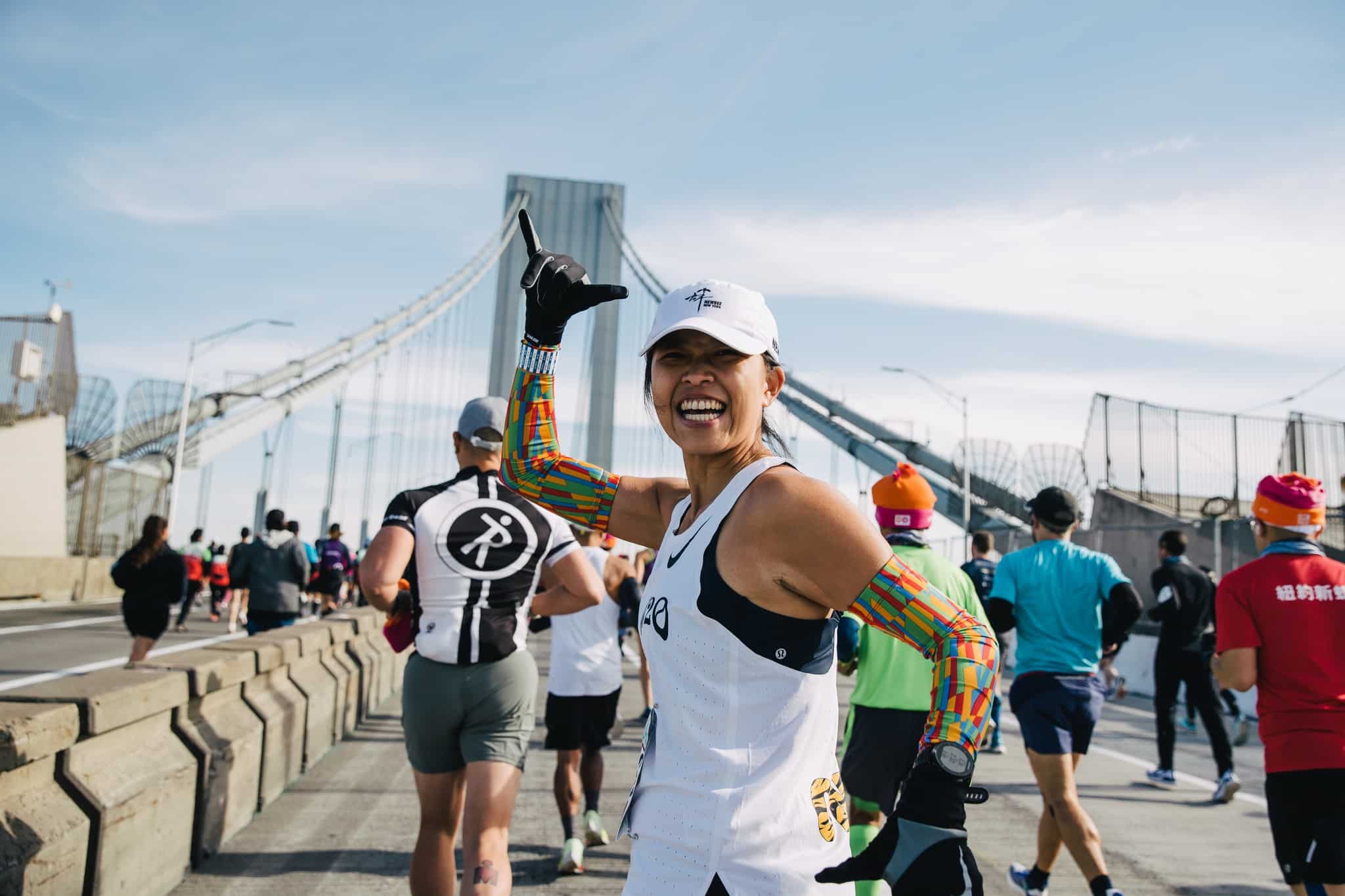 À New York, le running n’échappe pas à la frénésie de la Big Apple. Ici, on court pour la prestigieuse médaille du marathon, pour le style, pour la gloire, pour se dépasser, ou simplement pour se sentir vivant et partager une passion. Et cette immense énergie collective se traduit directement dans les chiffres. Des chiffres qui donnent le tournis, à l’image de la ville et de ses hauts gratte-ciel. Selon le dernier rapport économique de l’association New York Road Runners (NYRR), organisatrice du Marathon de New York, leurs courses ont généré près d’un milliard de dollars de retombées économiques pour la ville. Oui, un milliard. Plus que le Super Bowl. Et même plus que la période de Noël. Derrières ces chiffres se cachent la confirmation de l’ascension fulgurante du running et la preuve qu’ici la course à pied est devenue un véritable moteur économique et culturel et un pilier de la vie new-yorkaise au même titre que Broadway ou les Yankees.