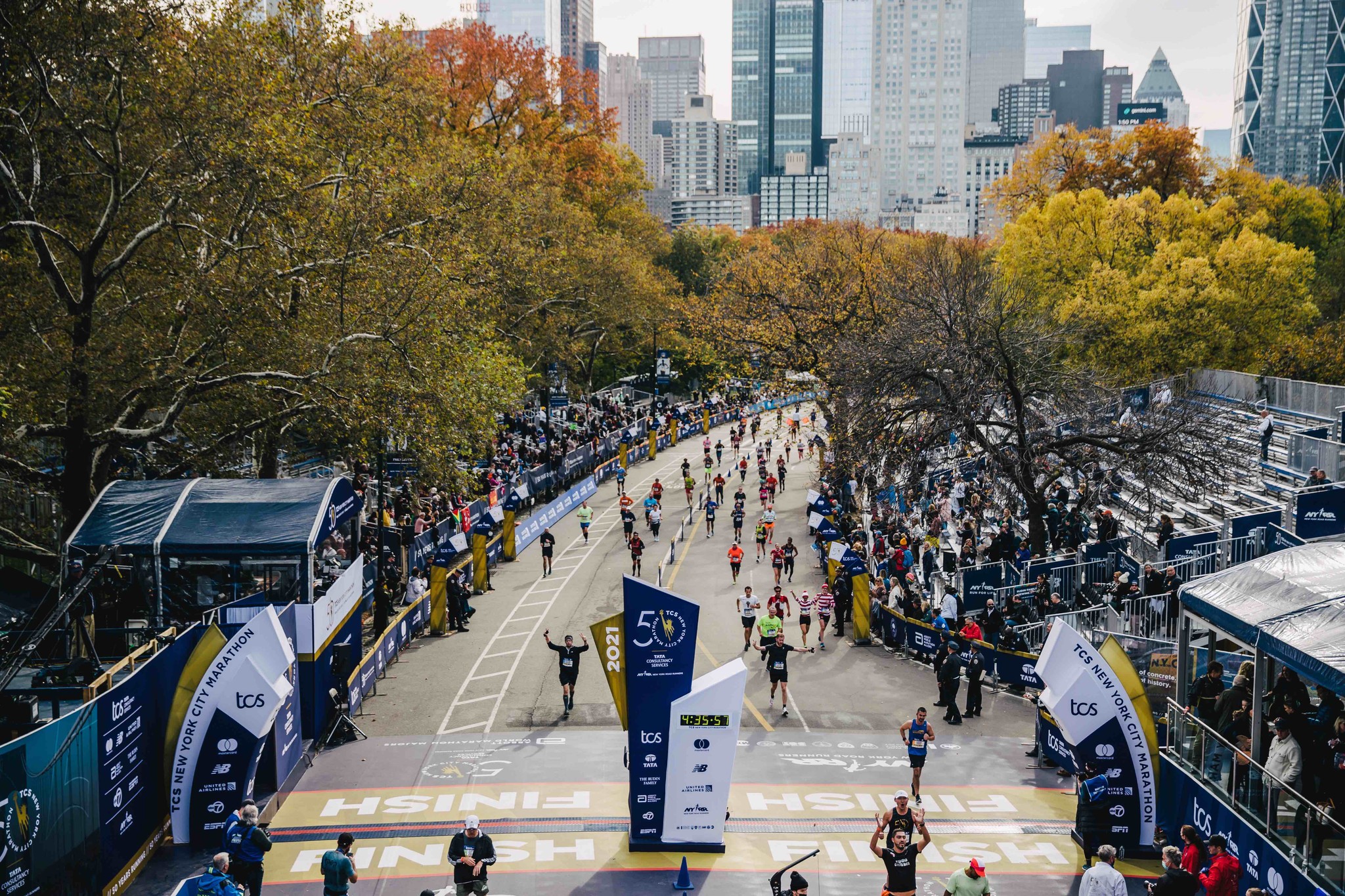 À New York, le running n’échappe pas à la frénésie de la Big Apple. Ici, on court pour la prestigieuse médaille du marathon, pour le style, pour la gloire, pour se dépasser, ou simplement pour se sentir vivant et partager une passion. Et cette immense énergie collective se traduit directement dans les chiffres. Des chiffres qui donnent le tournis, à l’image de la ville et de ses hauts gratte-ciel. Selon le dernier rapport économique de l’association New York Road Runners (NYRR), organisatrice du Marathon de New York, leurs courses ont généré près d’un milliard de dollars de retombées économiques pour la ville. Oui, un milliard. Plus que le Super Bowl. Et même plus que la période de Noël. Derrières ces chiffres se cachent la confirmation de l’ascension fulgurante du running et la preuve qu’ici la course à pied est devenue un véritable moteur économique et culturel et un pilier de la vie new-yorkaise au même titre que Broadway ou les Yankees.