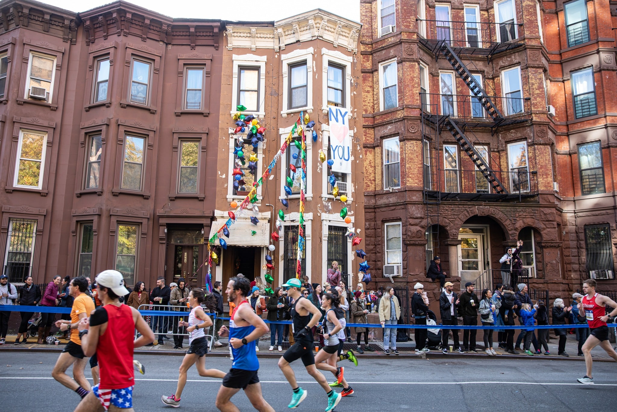 À New York, le running n’échappe pas à la frénésie de la Big Apple. Ici, on court pour la prestigieuse médaille du marathon, pour le style, pour la gloire, pour se dépasser, ou simplement pour se sentir vivant et partager une passion. Et cette immense énergie collective se traduit directement dans les chiffres. Des chiffres qui donnent le tournis, à l’image de la ville et de ses hauts gratte-ciel. Selon le dernier rapport économique de l’association New York Road Runners (NYRR), organisatrice du Marathon de New York, leurs courses ont généré près d’un milliard de dollars de retombées économiques pour la ville. Oui, un milliard. Plus que le Super Bowl. Et même plus que la période de Noël. Derrières ces chiffres se cachent la confirmation de l’ascension fulgurante du running et la preuve qu’ici la course à pied est devenue un véritable moteur économique et culturel et un pilier de la vie new-yorkaise au même titre que Broadway ou les Yankees.