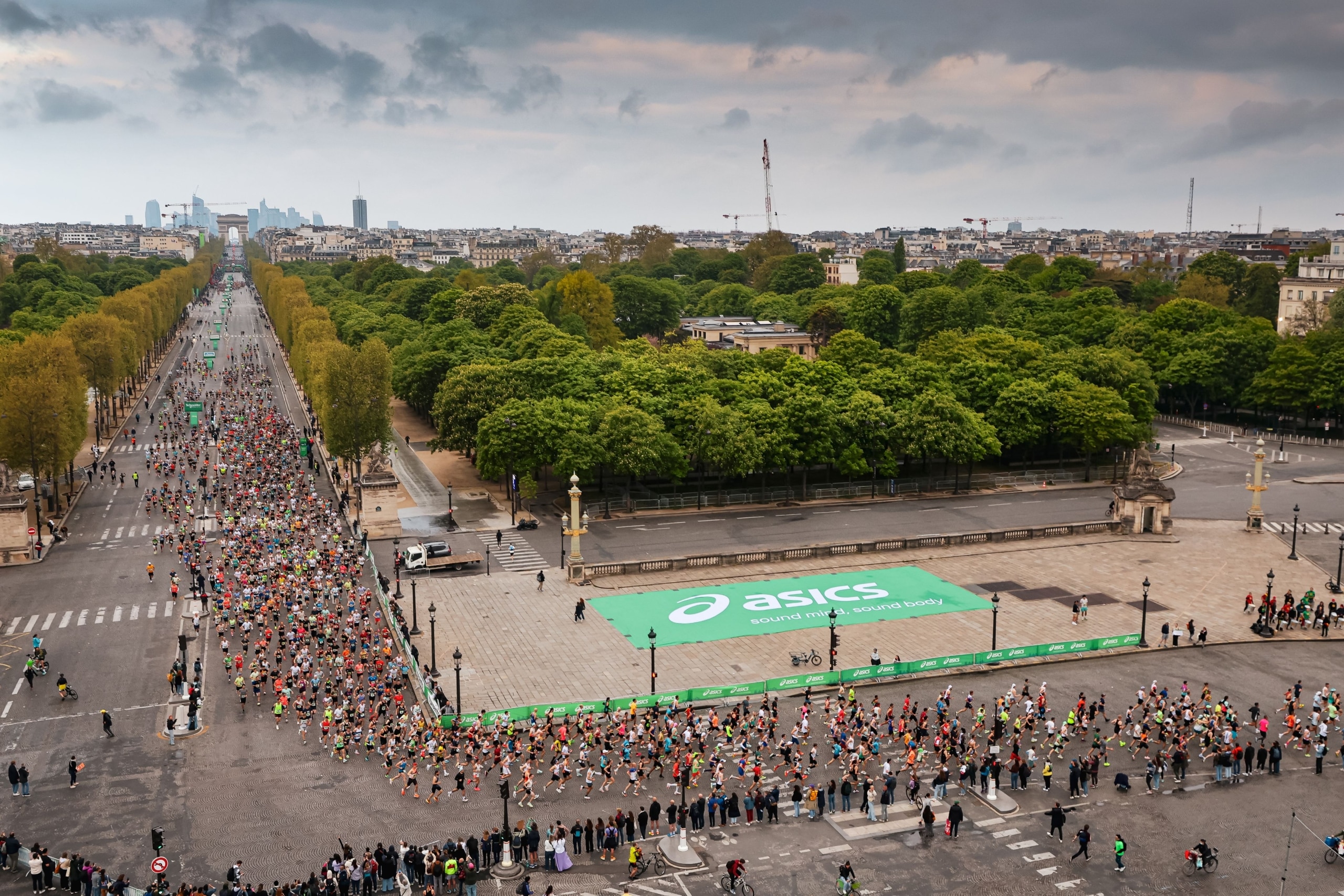 Marathon de Paris 2026 : parcours, SAS de départ, ravitaillements, application, TV… Découvrez notre guide complet pour tout savoir et aborder la course sereinement le jour J.