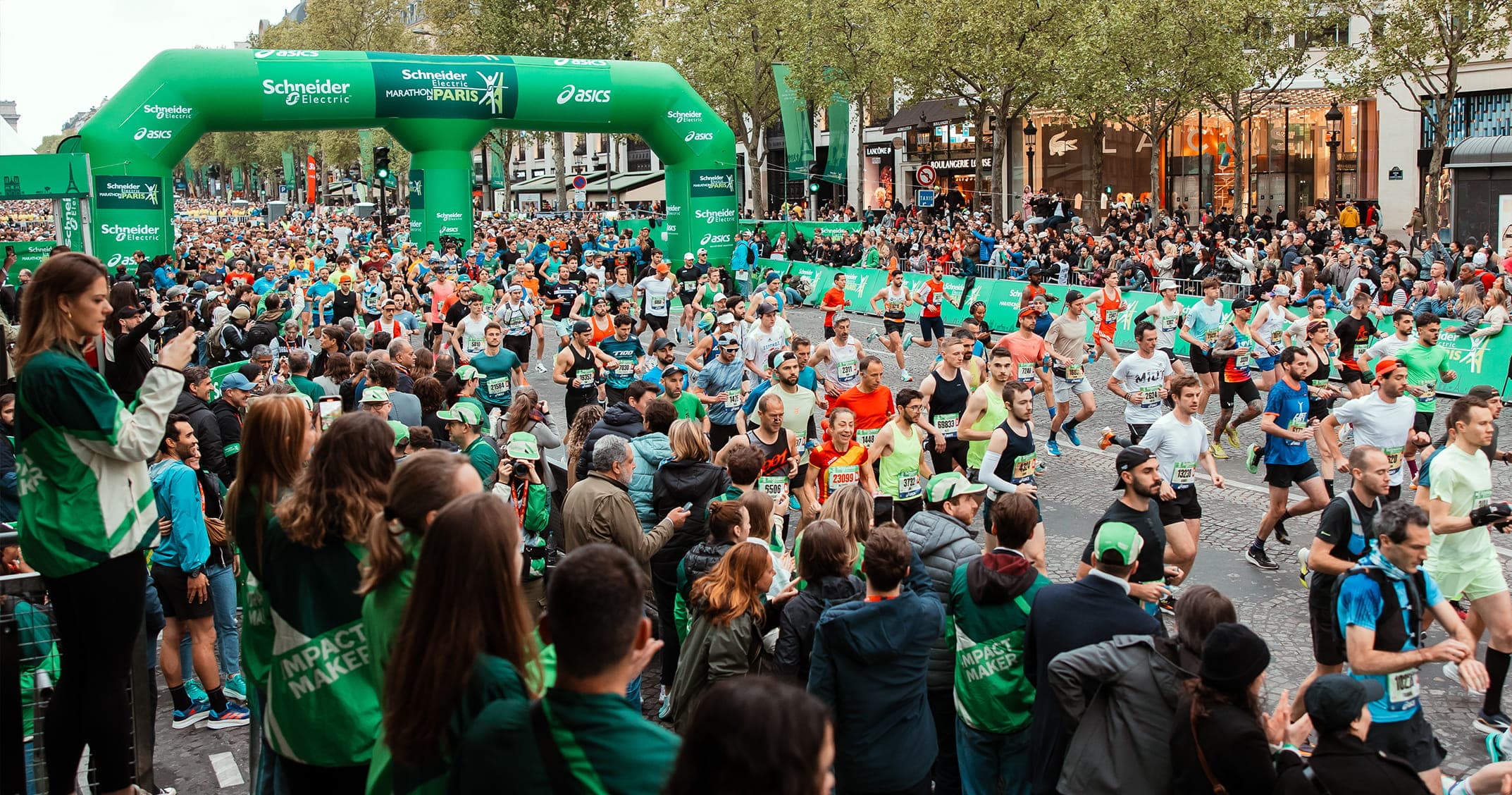 Pourquoi les premières minutes d’un marathon sont difficiles ? Stress du départ, peloton dense et physiologie l’expliquent.