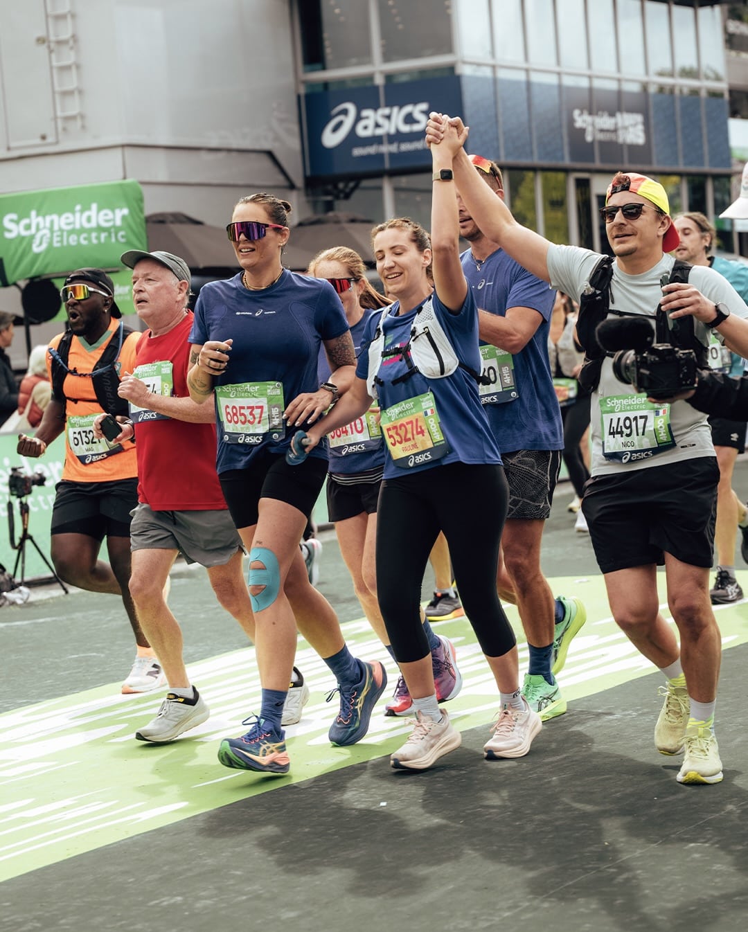 La 49e édition du Marathon de Paris a rassemblé 57 464 coureurs sur la ligne d’arrivée, avenue Foch. Nous étions au coeur du parcours, récit.