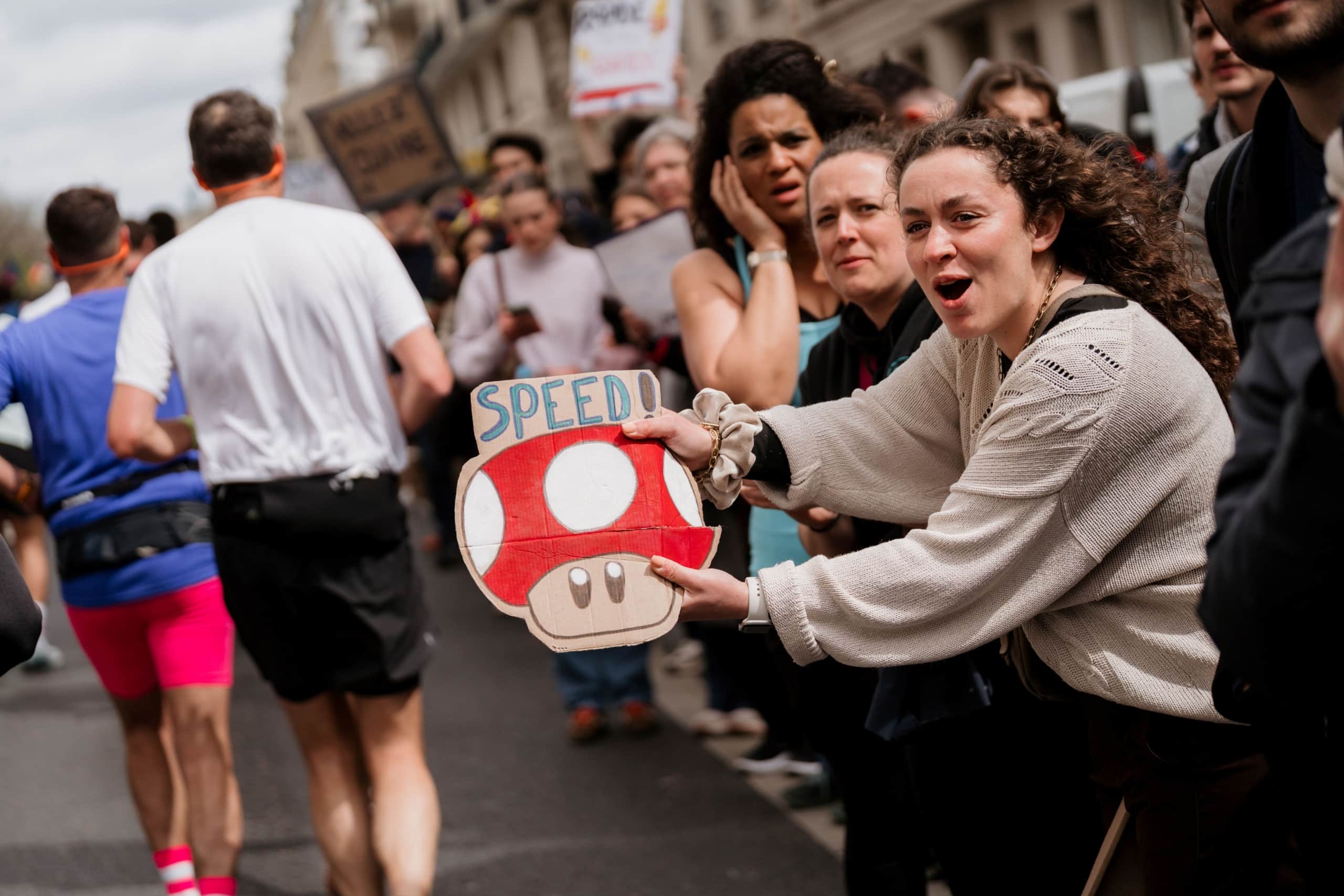 Marathon de Paris 2026 : 57 464 finishers, 49% de primo-marathoniens, record féminin... retrouvez tous les chiffres clés d’une édition spectaculaire au cœur de la capitale.