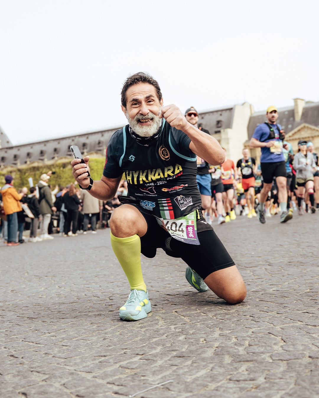 La 49e édition du Marathon de Paris a rassemblé 57 464 coureurs sur la ligne d’arrivée, avenue Foch. Nous étions au coeur du parcours, récit.