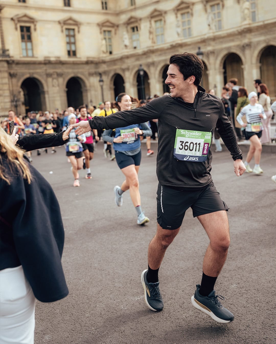 La 49e édition du Marathon de Paris a rassemblé 57 464 coureurs sur la ligne d’arrivée, avenue Foch. Nous étions au coeur du parcours, récit.
