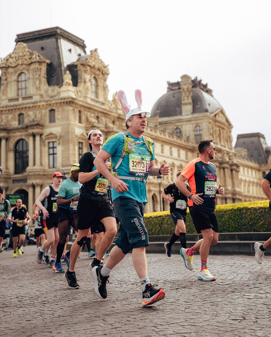 La 49e édition du Marathon de Paris a rassemblé 57 464 coureurs sur la ligne d’arrivée, avenue Foch. Nous étions au coeur du parcours, récit.