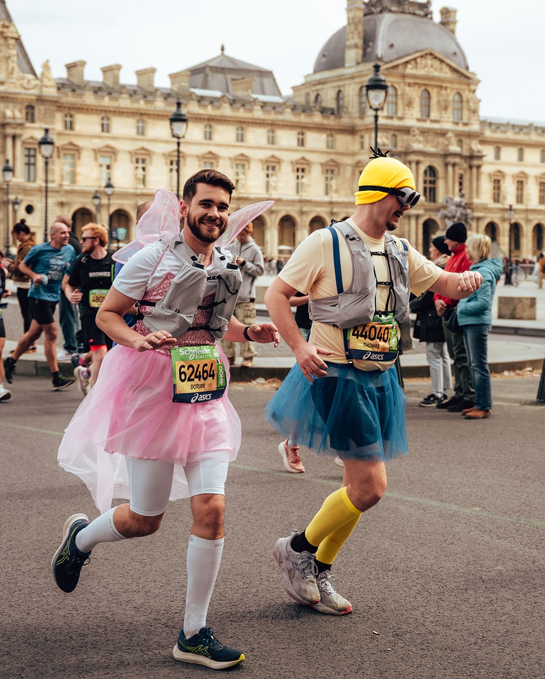 La 49e édition du Marathon de Paris a rassemblé 57 464 coureurs sur la ligne d’arrivée, avenue Foch. Nous étions au coeur du parcours, récit.