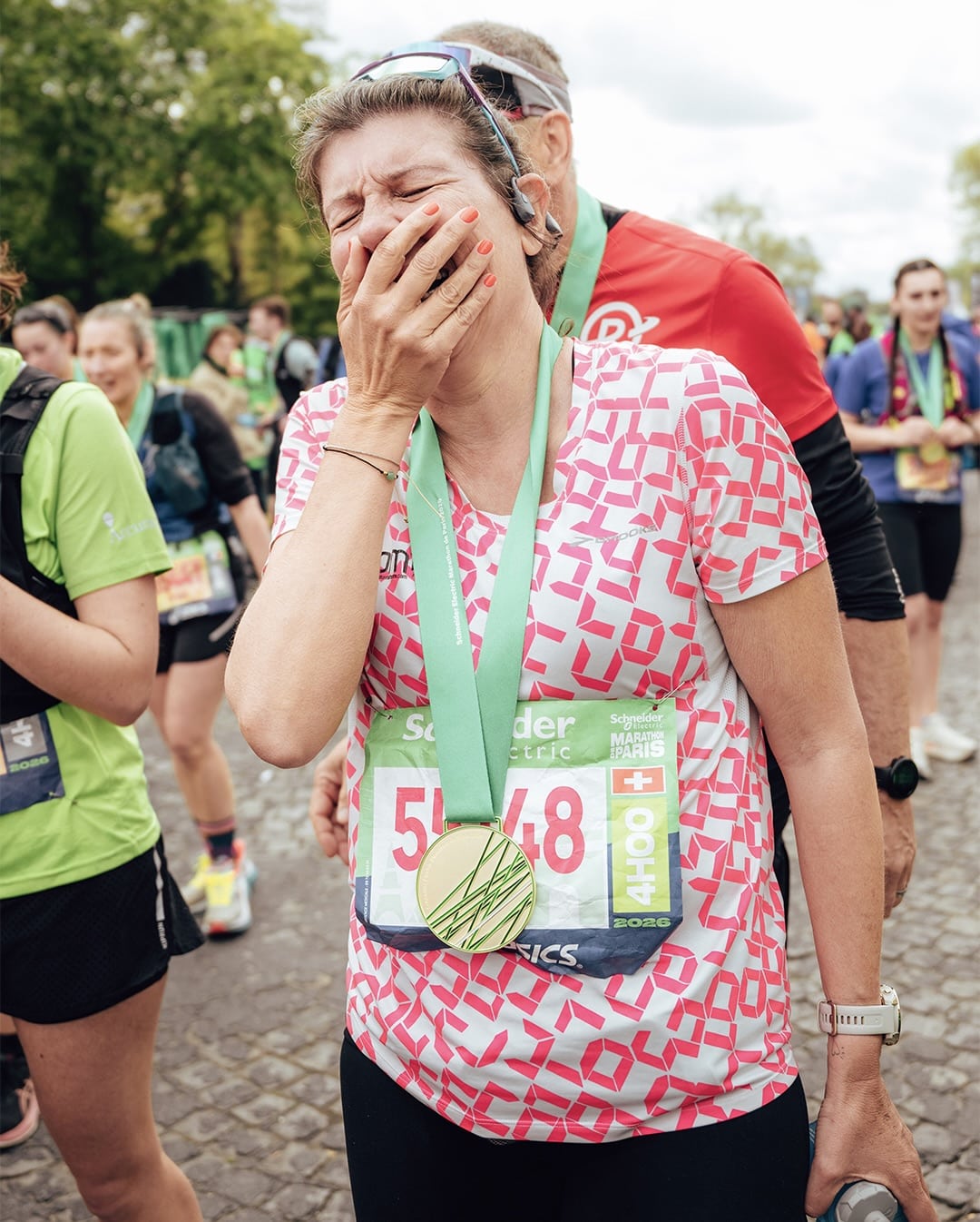 La 49e édition du Marathon de Paris a rassemblé 57 464 coureurs sur la ligne d’arrivée, avenue Foch. Nous étions au coeur du parcours, récit.
