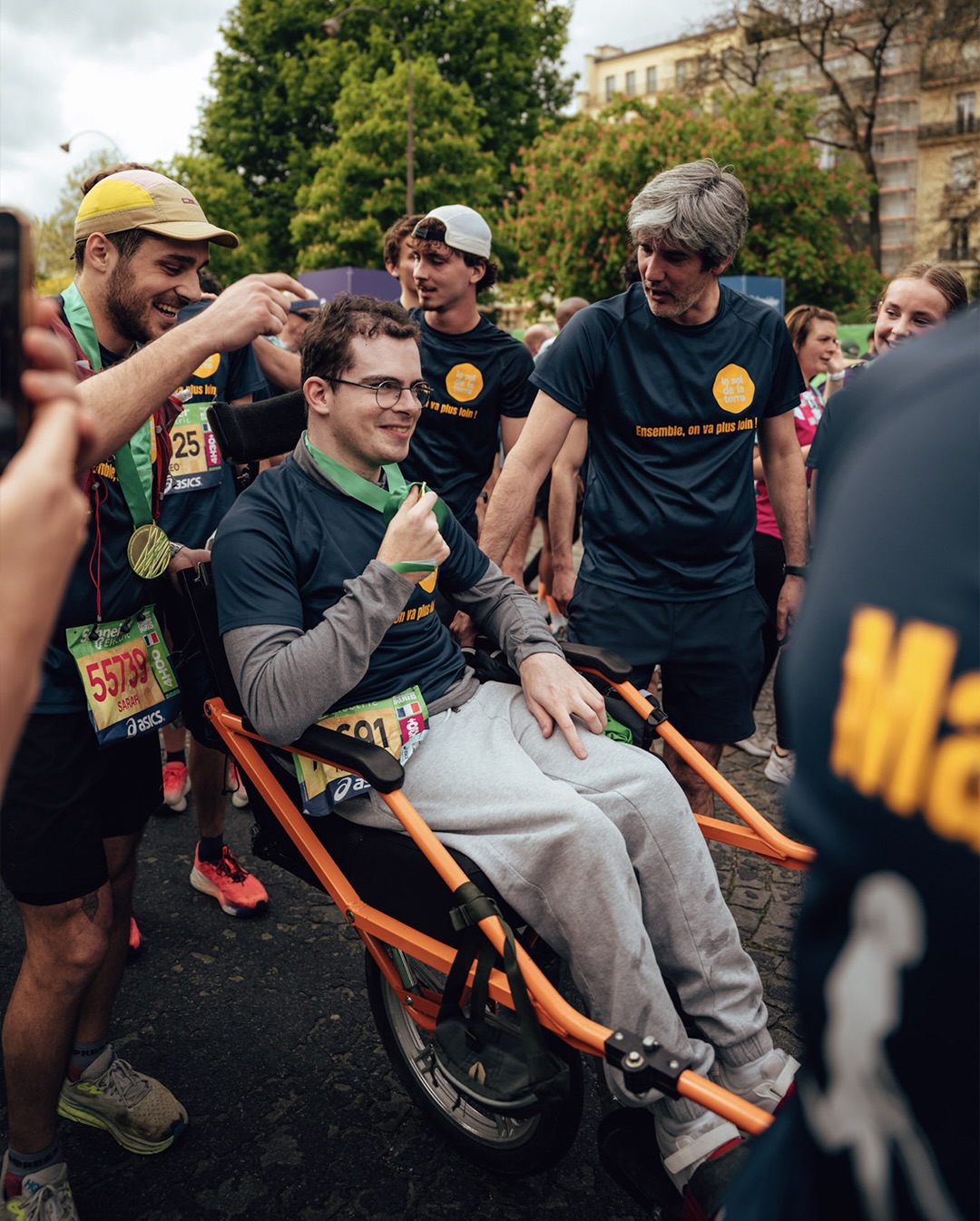 La 49e édition du Marathon de Paris a rassemblé 57 464 coureurs sur la ligne d’arrivée, avenue Foch. Nous étions au coeur du parcours, récit.