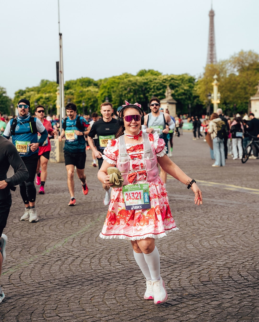 La 49e édition du Marathon de Paris a rassemblé 57 464 coureurs sur la ligne d’arrivée, avenue Foch. Nous étions au coeur du parcours, récit.