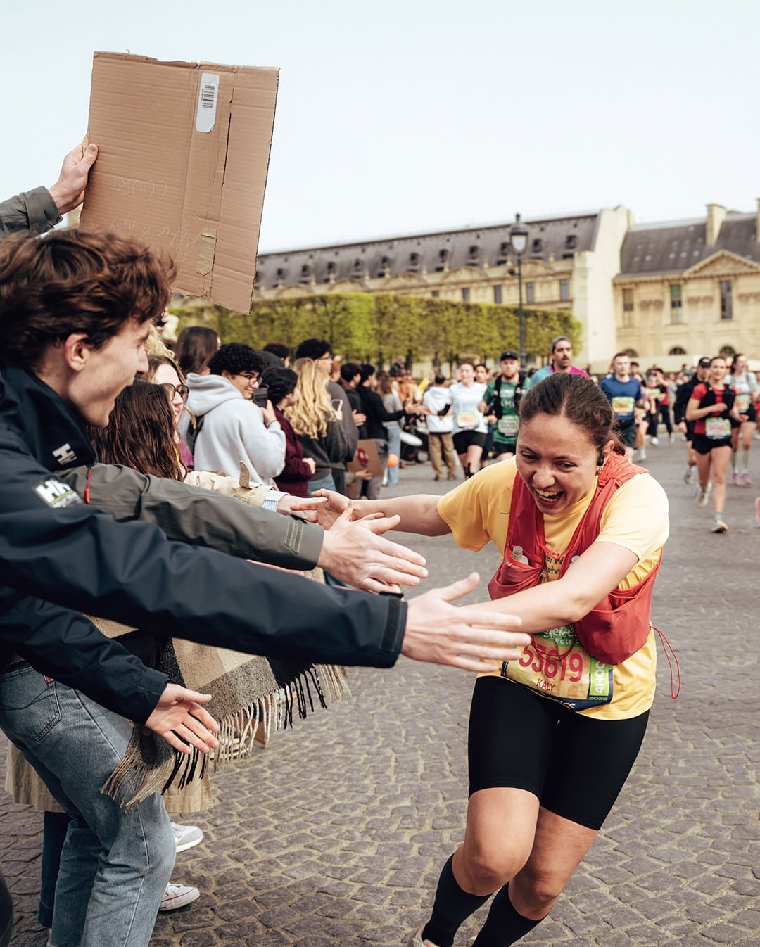 La 49e édition du Marathon de Paris a rassemblé 57 464 coureurs sur la ligne d’arrivée, avenue Foch. Nous étions au coeur du parcours, récit.