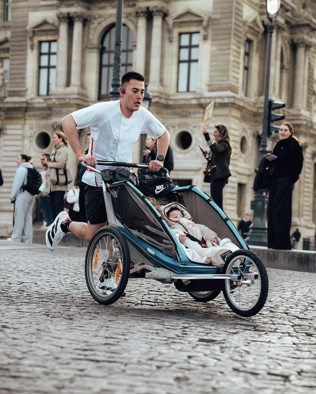 La 49e édition du Marathon de Paris a rassemblé 57 464 coureurs sur la ligne d’arrivée, avenue Foch. Nous étions au coeur du parcours, récit.