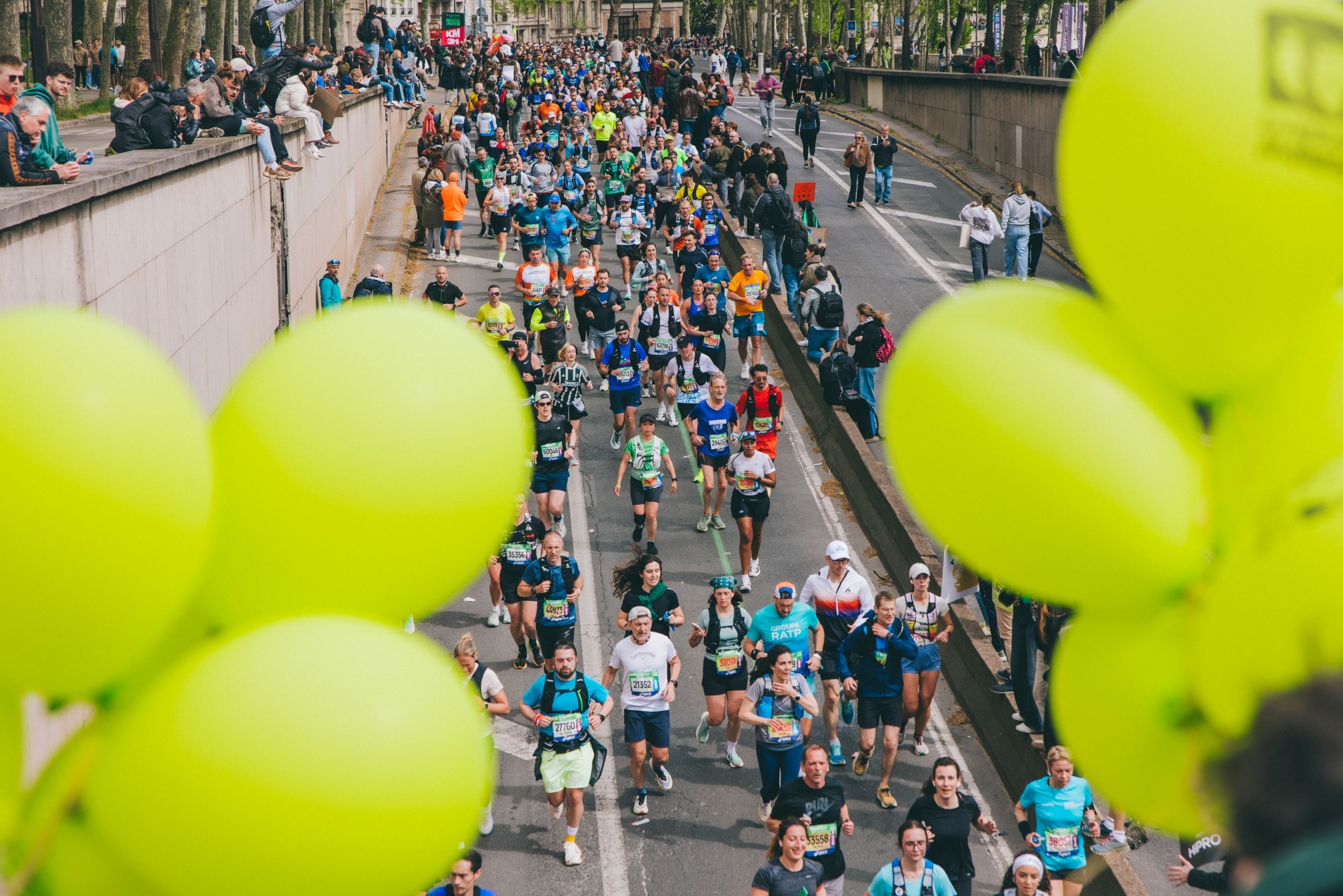 Marathon de Paris 2026 : 57 464 finishers, 49% de primo-marathoniens, record féminin... retrouvez tous les chiffres clés d’une édition spectaculaire au cœur de la capitale.
