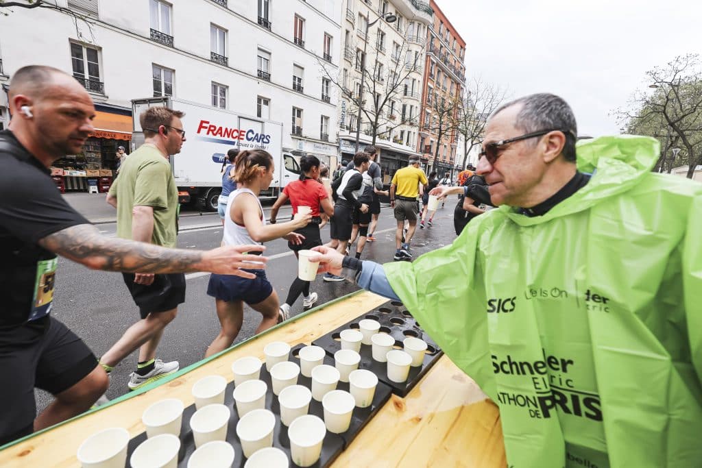 Des ravitaillements sans bouteilles ni gobelets. Les coureurs devront s’équiper de leur propre contenant lors du Marathon de Paris en 2026.